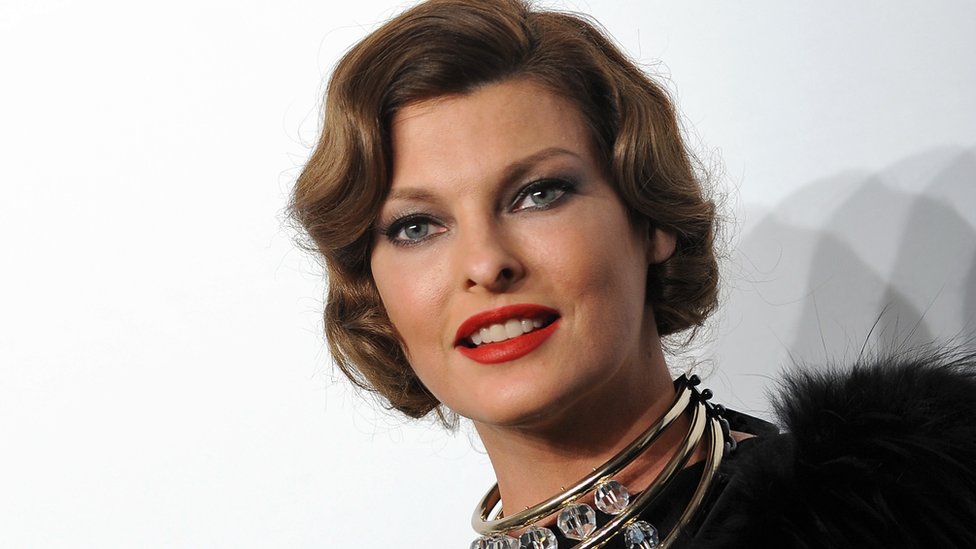 Linda Evangelista saltó a la fama en la década de 1990, adornando pasarelas y portadas de revistas. Esta foto es de 2009.