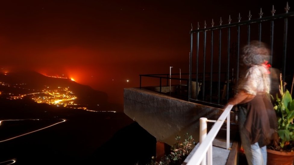 La lava llegó al mar este martes.