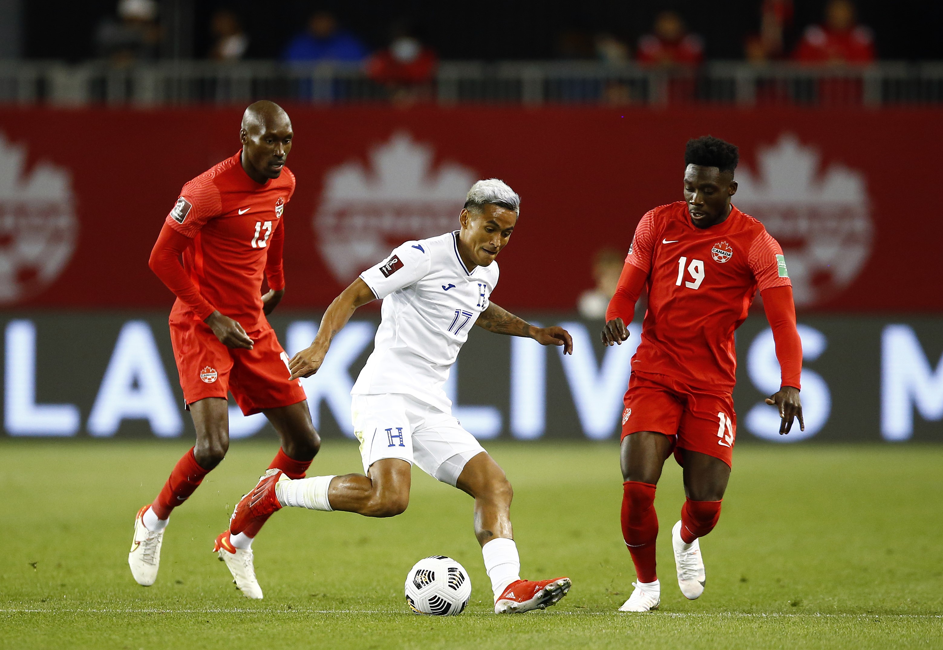 Andy Najar #17 de Honduras domina el balón ante Atiba Hutchinson #13 y Alphonso Davies #19 de Canada durante el juego que sostuvieron el año pasado en la nación norteamericana. Foto Prensa Libre: AFP.