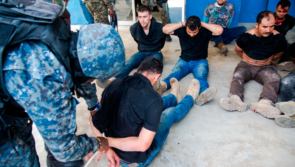 La Policía Nacional de Haití captura a algunos de los presuntos responsables de la muerte del presidente haitiano. (Foto Prensa Libre: EFE)