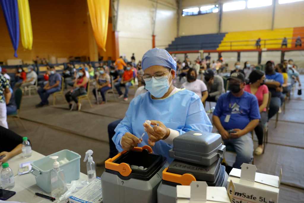 Cada vacuna tiene ciertas especificaciones que se deben cumplir. (Foto Prensa Libre: EFE)