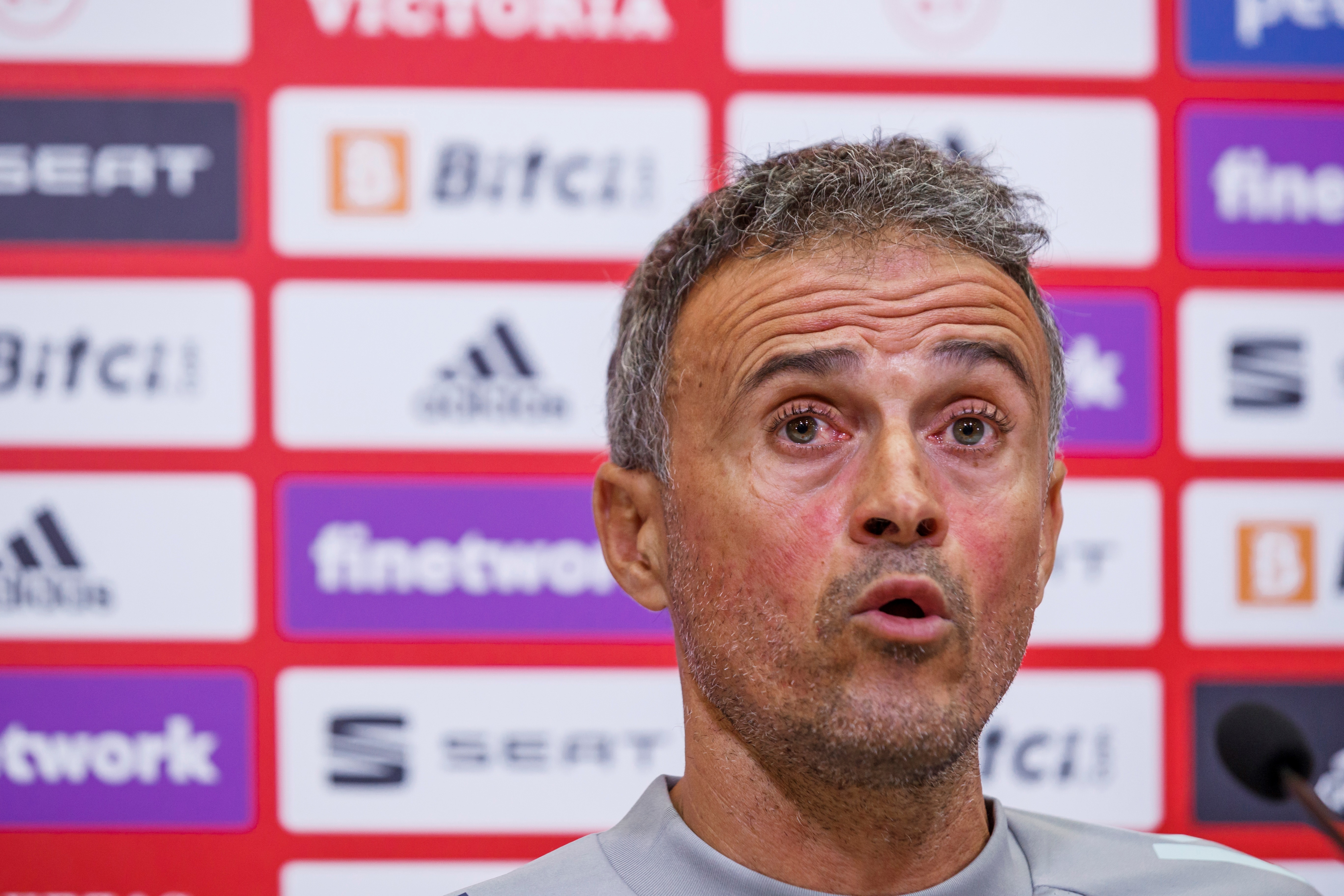 El entrenador de la selección española Luis Enrique durante la rueda de prensa ofrecida al término del entrenamiento realizado este sábado en la Ciudad del Fútbol de Las Rozas donde el equipo prepara el partido clasificatorio para el Mundial 2022 que disputarán mañana contra Georgia en Badajoz. (Foto Prensa Libre: EFE).