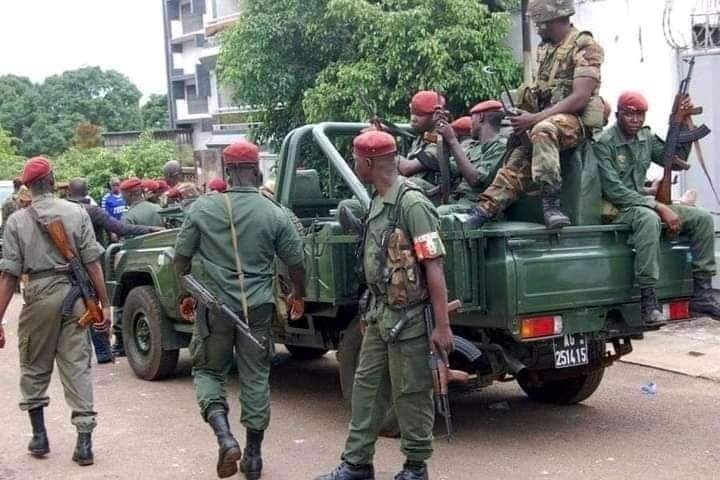 Despliegue militar guineano en las calles de Conakry, Guinea, el 5 de septiembre de 2021. Por esta razón suspendieron un juego de futbol de eliminatorias mundialistas a Qatar 2022. Foto Prensa Libre: EFE.