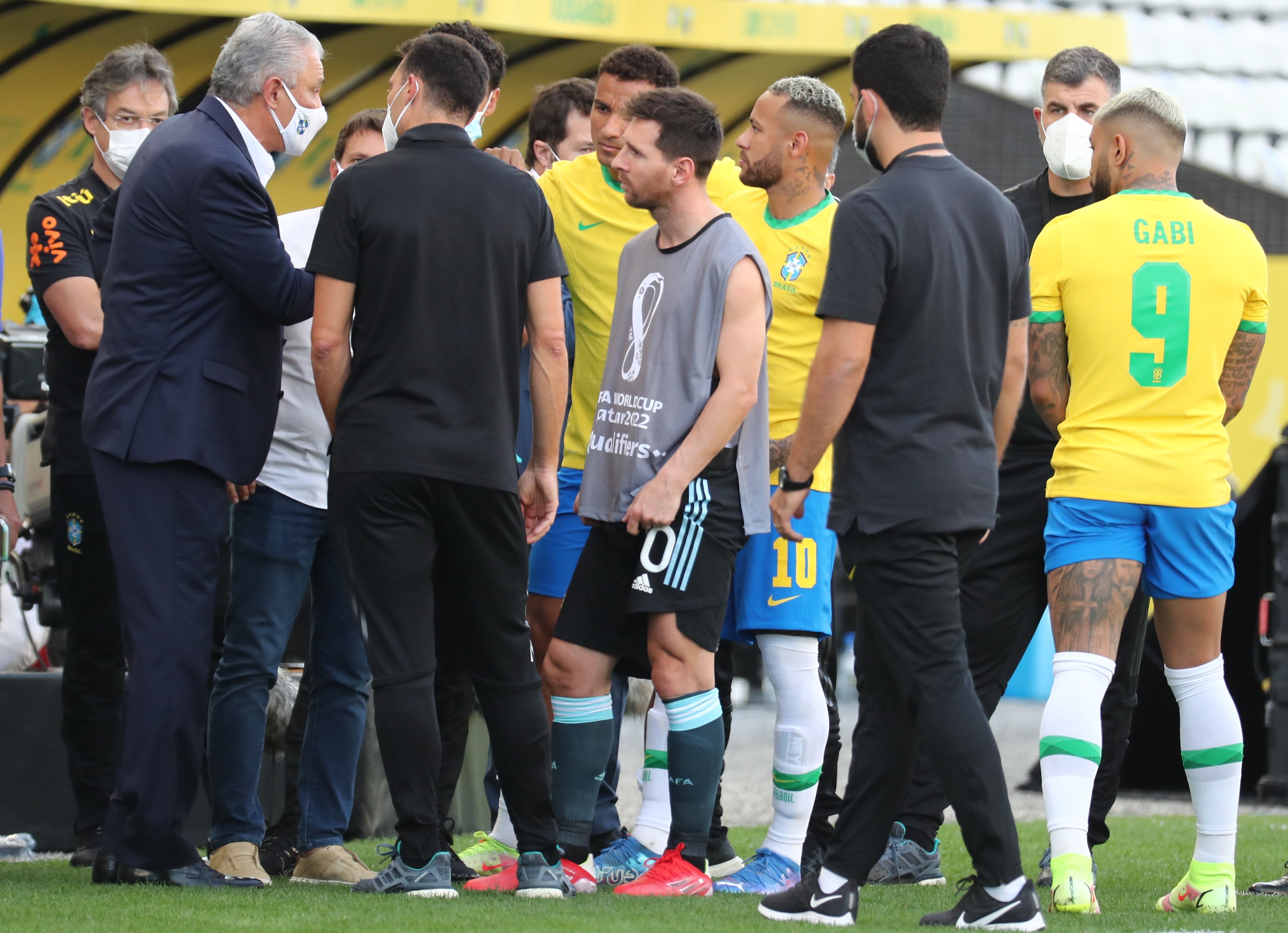 Lionel Messi (c) de Argentina escucha al entrenador de Brasil Tite en el partido de las eliminatorias sudamericanas para el Mundial de Catar 2022 entre Brasil y Argentina. (Foto Prensa Libre: EFE)