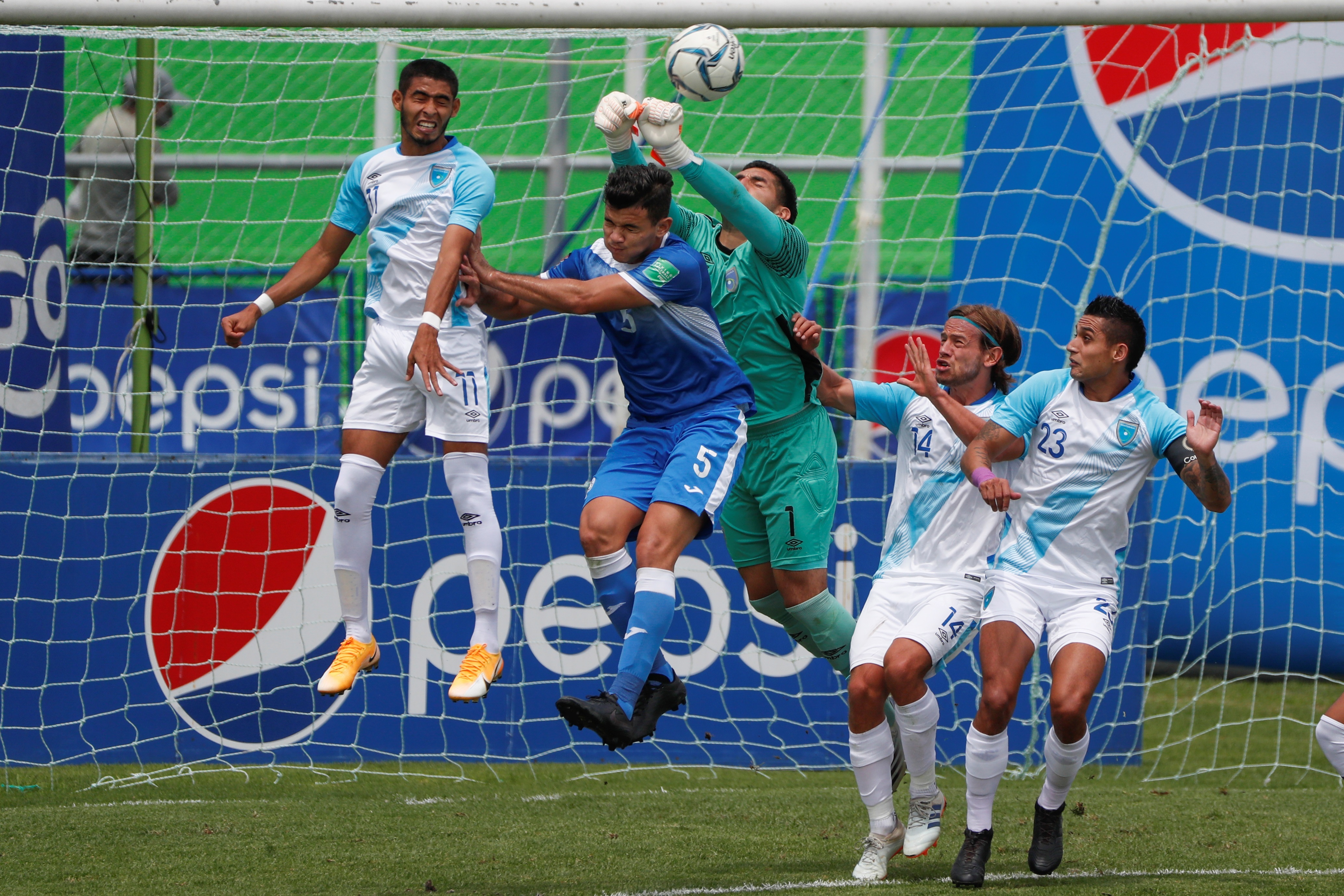 El arquero de Guatemala Braulio Linares (c) disputa un balón con Marvin Fletes de Nicaragua durante el partido amistoso entre las selecciones de Guatemala y Nicaragua en el estadio Pensativo en Antigua Guatemala. Foto Prensa Libre: EFE.