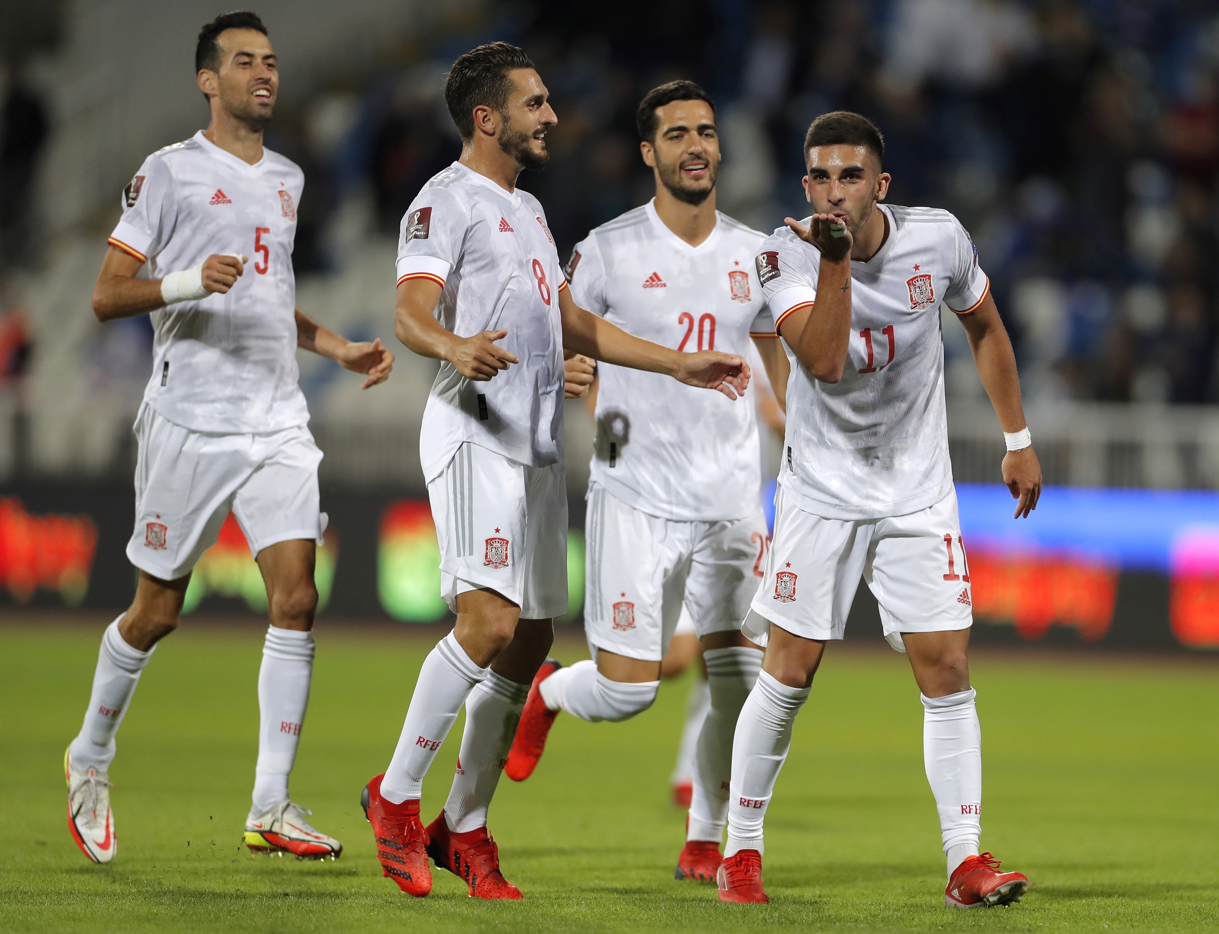 Ferran Torres celebra con sus compañeros el gol que le marcó a Kosovo. España ganó al final 0-2. Foto Prensa Libre: EFE. 