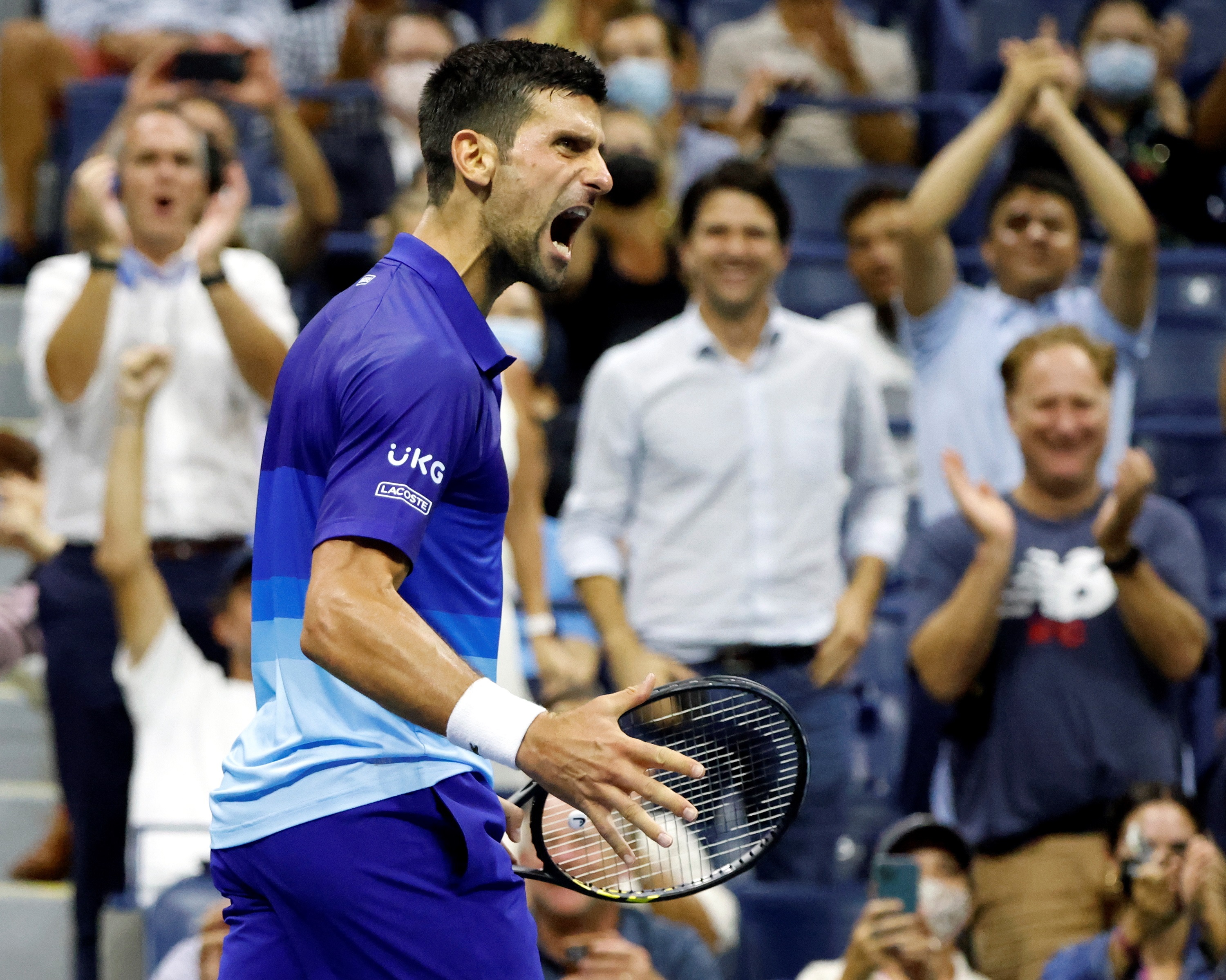 El tenista serbio Novak Djokovic celebra un punto ante el italiano Matteo Berrettini durante el partido de cuartos de final del Abierto de Estados Unidos disputado en las pistas de Flushing Meadows de Nueva York, Estados Unidos. Foto Prensa Libre: EFE.