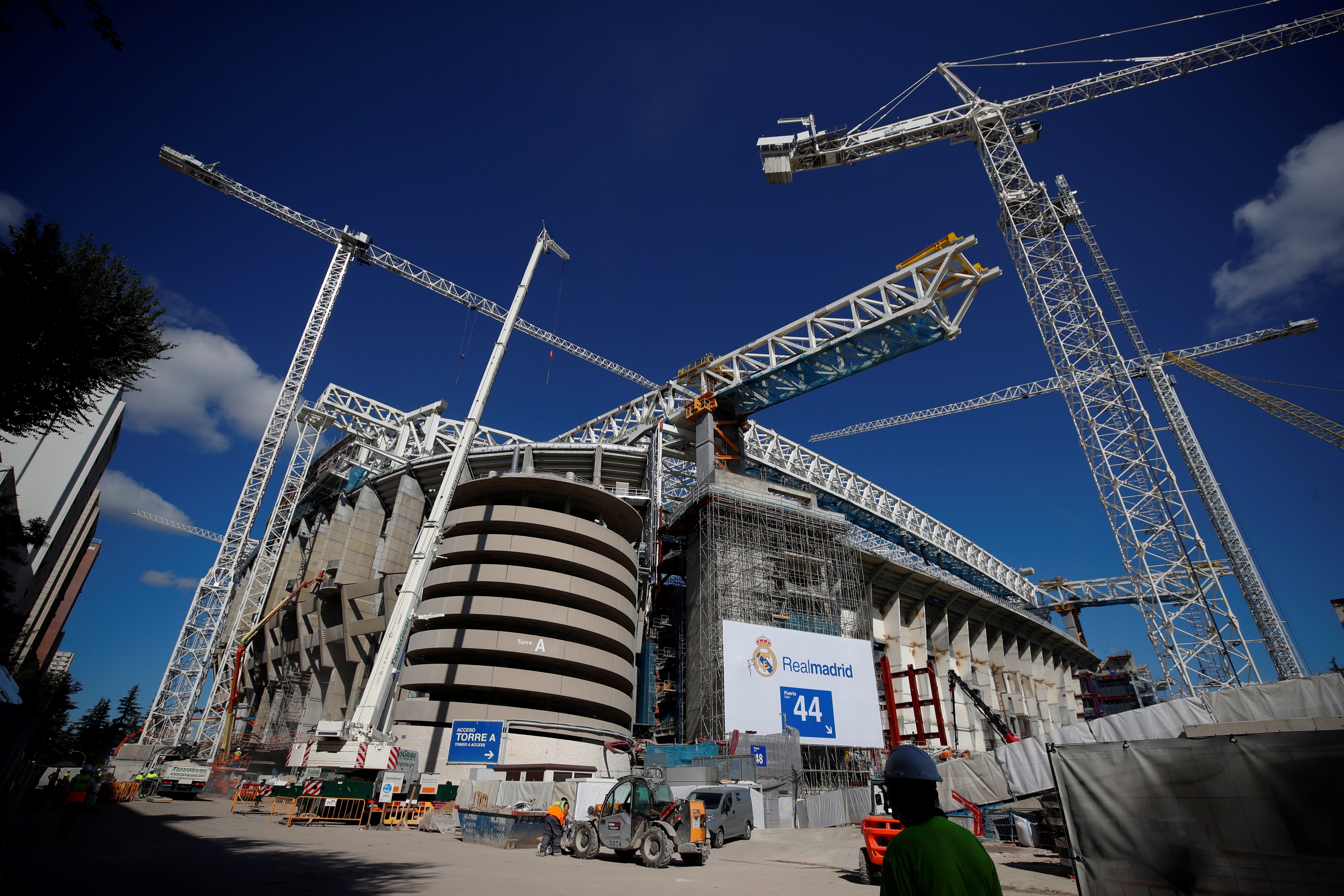 Vista, este viernes 10 de septiembre, del Santiago Bernabéu, que volverá a acoger un partido de futbol contra el Celta de Vigo el próximo domingo 12 de septiembre, tras 560 días y en mitad de las obras de remodelación. Foto Prensa Libre: EFE.