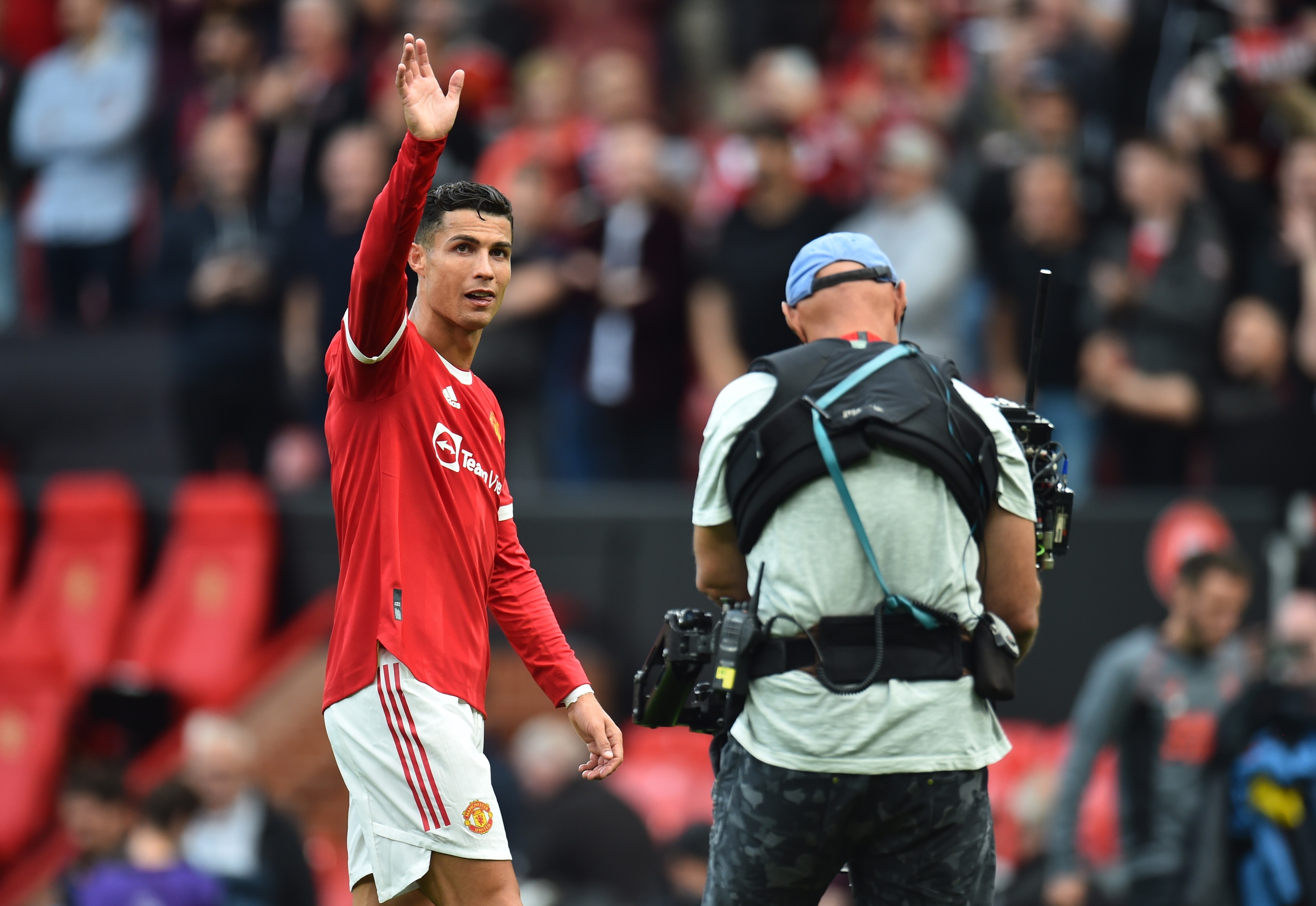 Cristiano Ronaldo saluda a los aficionados del Manchester United al terminar la goleada que le propinaron al Newcastle este sábado. (Foto Prensa Libre: EFE)