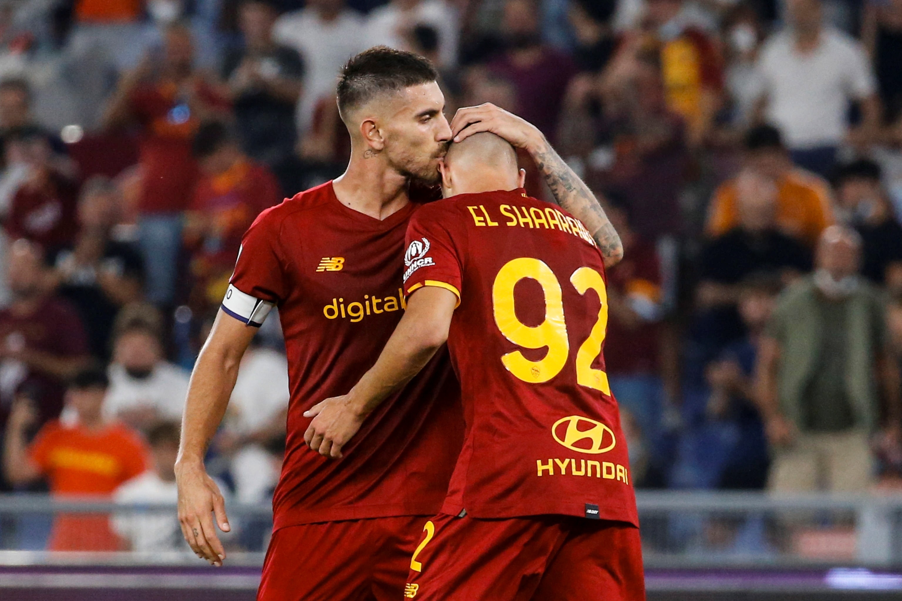 Stephan El Shaarawy (92) celebra con Gianluca Mancini después de conseguir el 2-1 frente al US Sassuolo Calcio. (Foto Prensa Libre: EFE)