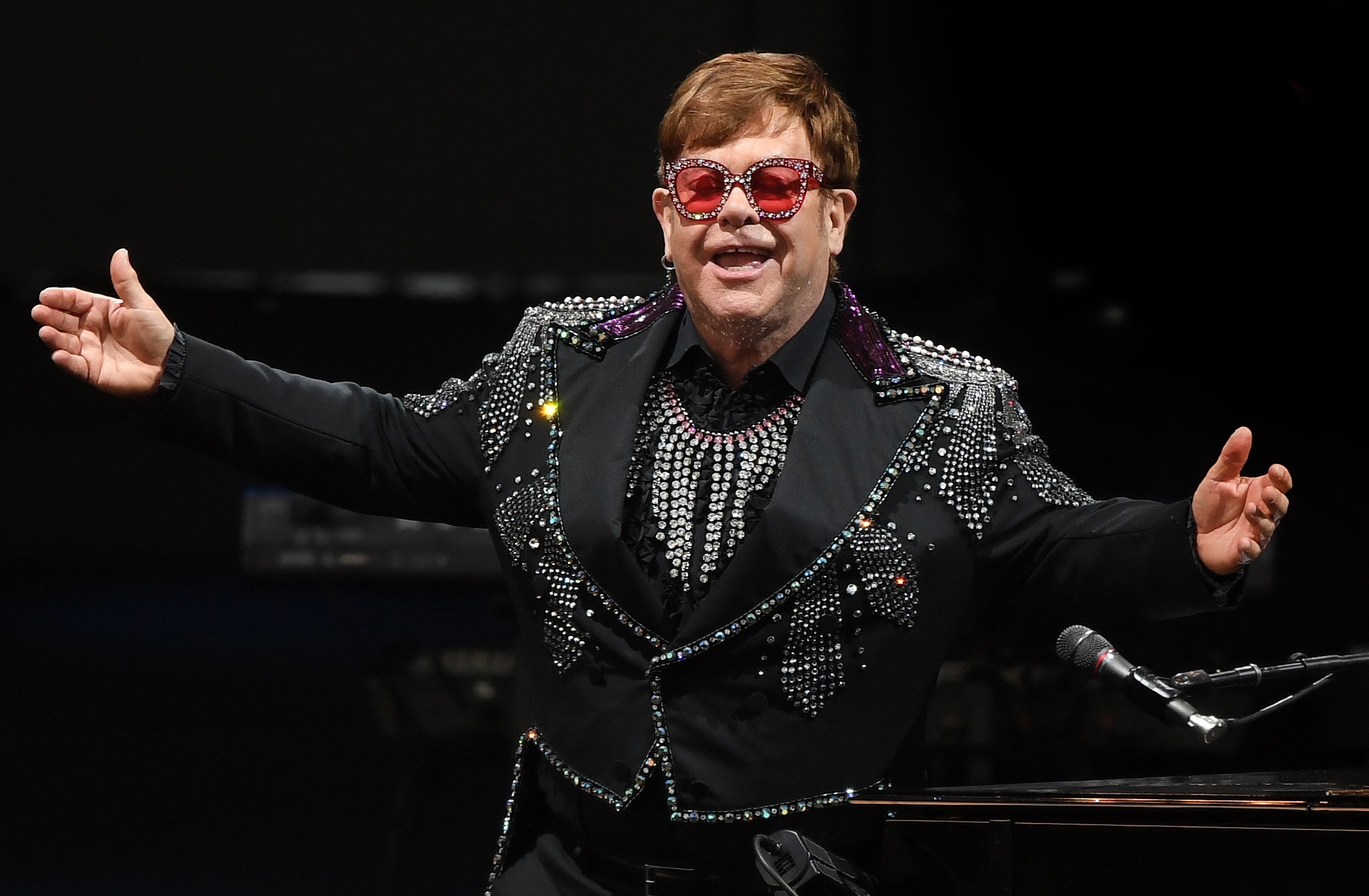 El músico Elton John es parte de este evento que reune a diferentes estrellas. 
 (Foto Prensa Libre: EFE/EPA/JULIAN SMITH)