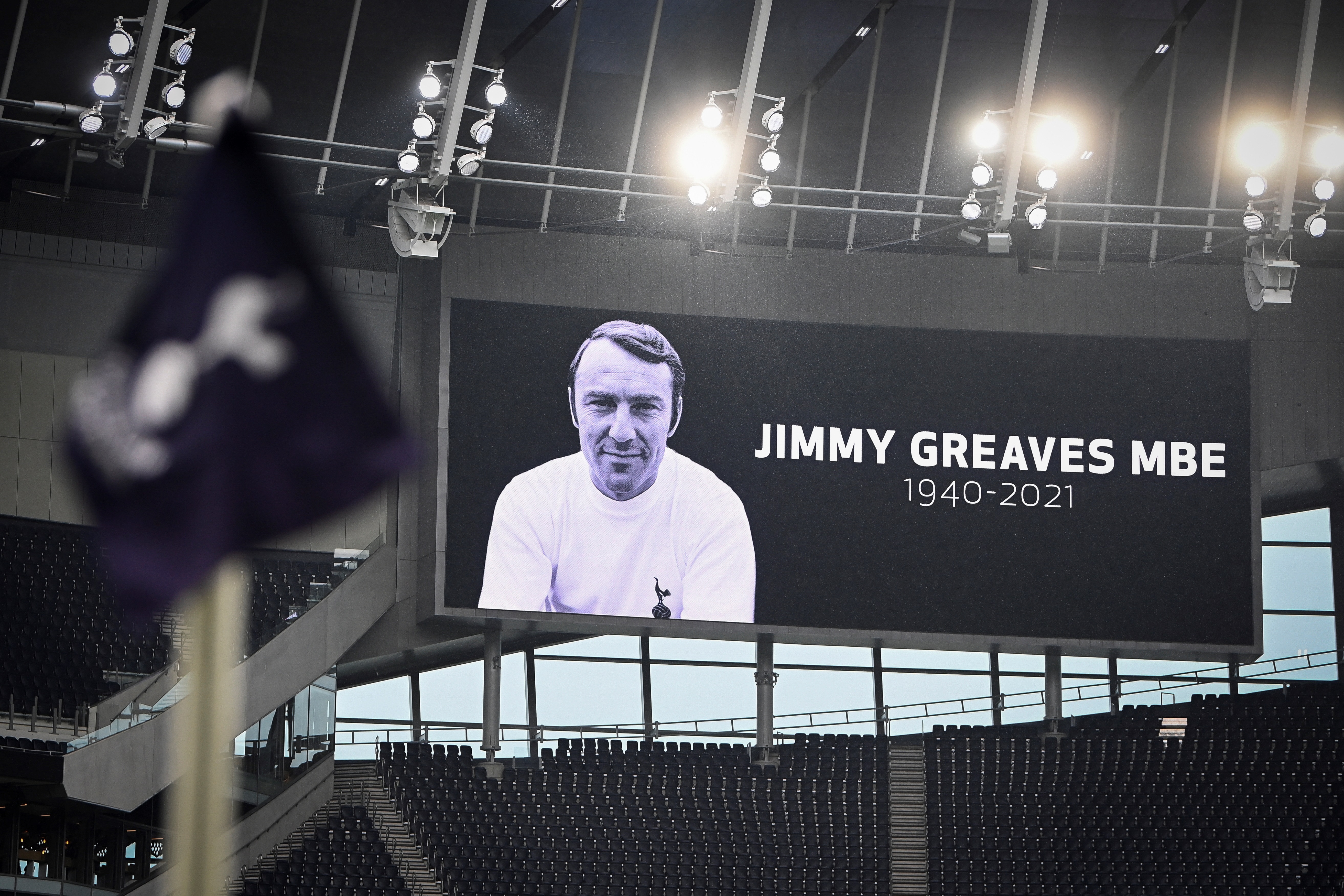 Una pancarta en honor al exjugador Jimmy Greaves fue desplegada antes del juego entre Tottenham Hotspurs y el Chelsea FC este 19 de septiembre de 2021 tras conocerse su fallecimiento. (Foto Prensa Libre: EFE)