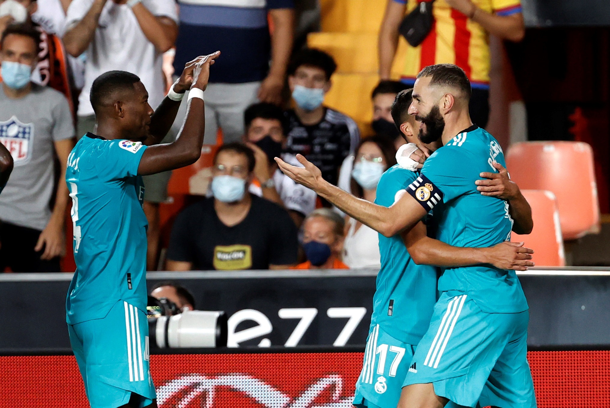 El delantero francés del Real Madrid Karim Benzema (d) celebra su gol, segundo ante el Valencia CF, durante el encuentro correspondiente a la quinta jornada de Liga en Primera División. (Foto Prensa Libre: EFE)