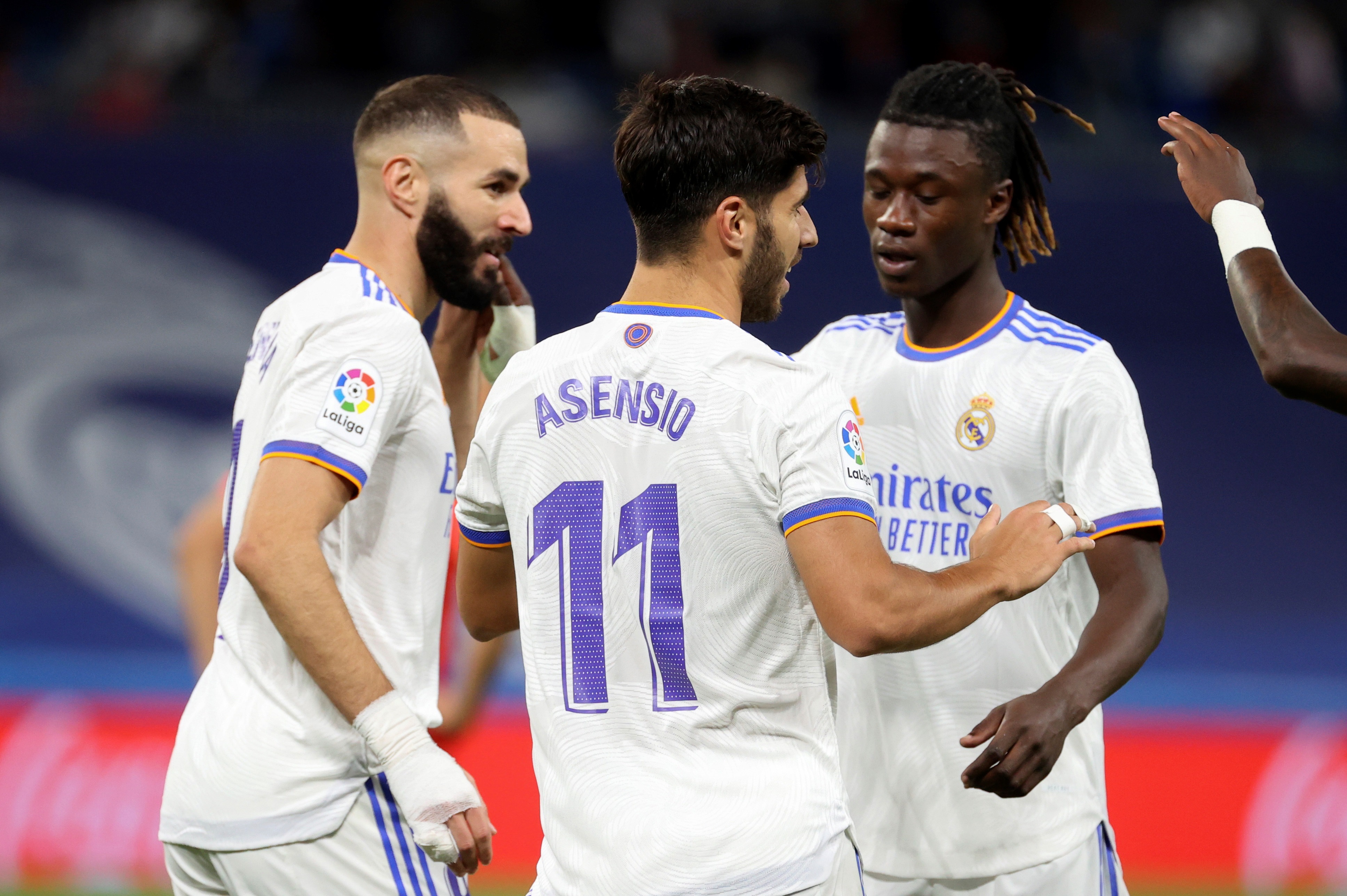 El centrocampista del Real Madrid Marco Asensio (c) celebra su tercer gol, cuarto del equipo ante el Mallorca, durante el partido de la sexta jornada de LaLiga en el estadio Santiago Bernabéu, en Madrid. Foto Prensa Libre: EFE.