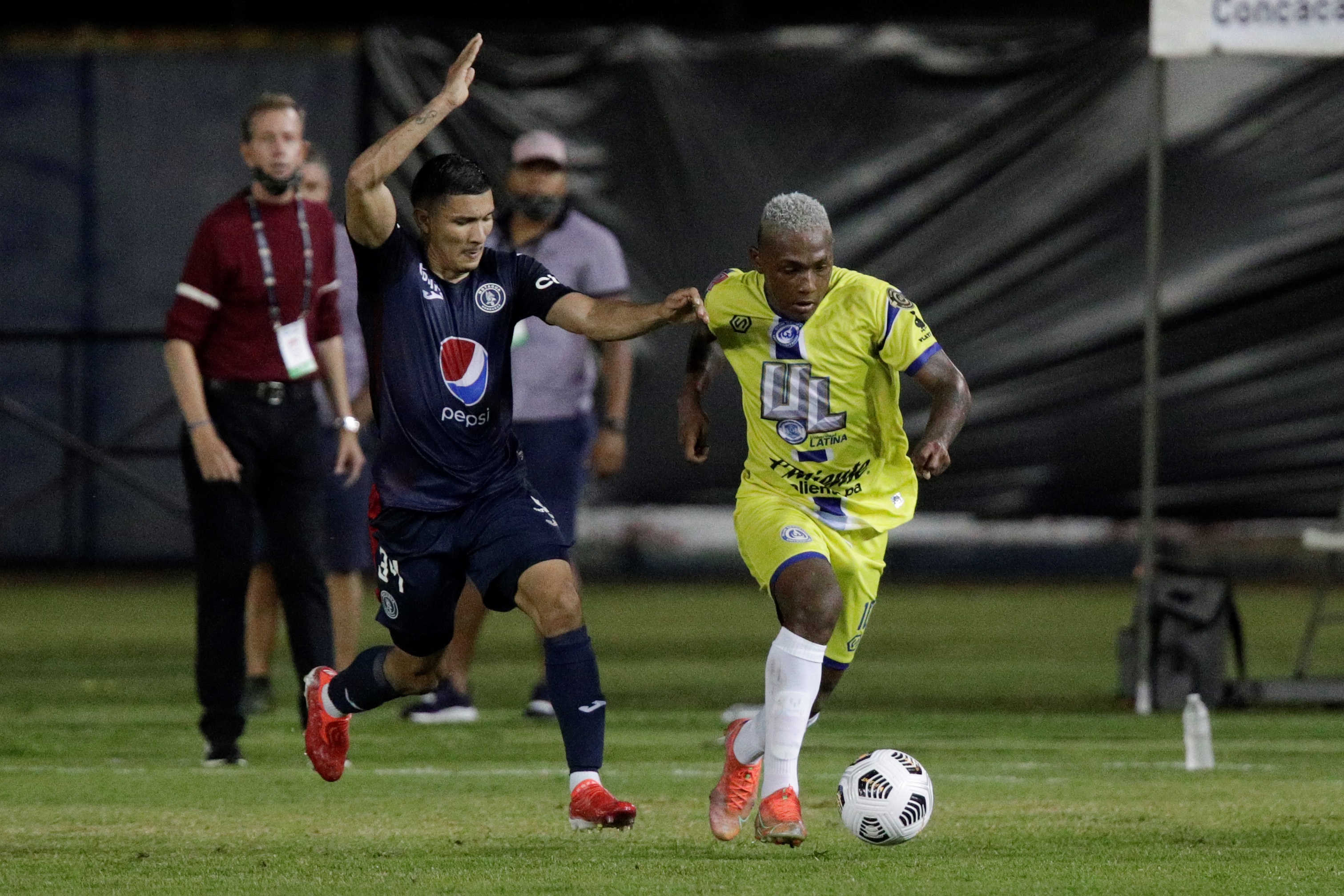 Jamel González (d) de Universitario disputa un balón con Kevín López de Motagua durante un partido de la Liga Concacaf. El jugador hondureño fue contratado por Comunicaciones de Guatemala. Foto Prensa Libre: EFE.