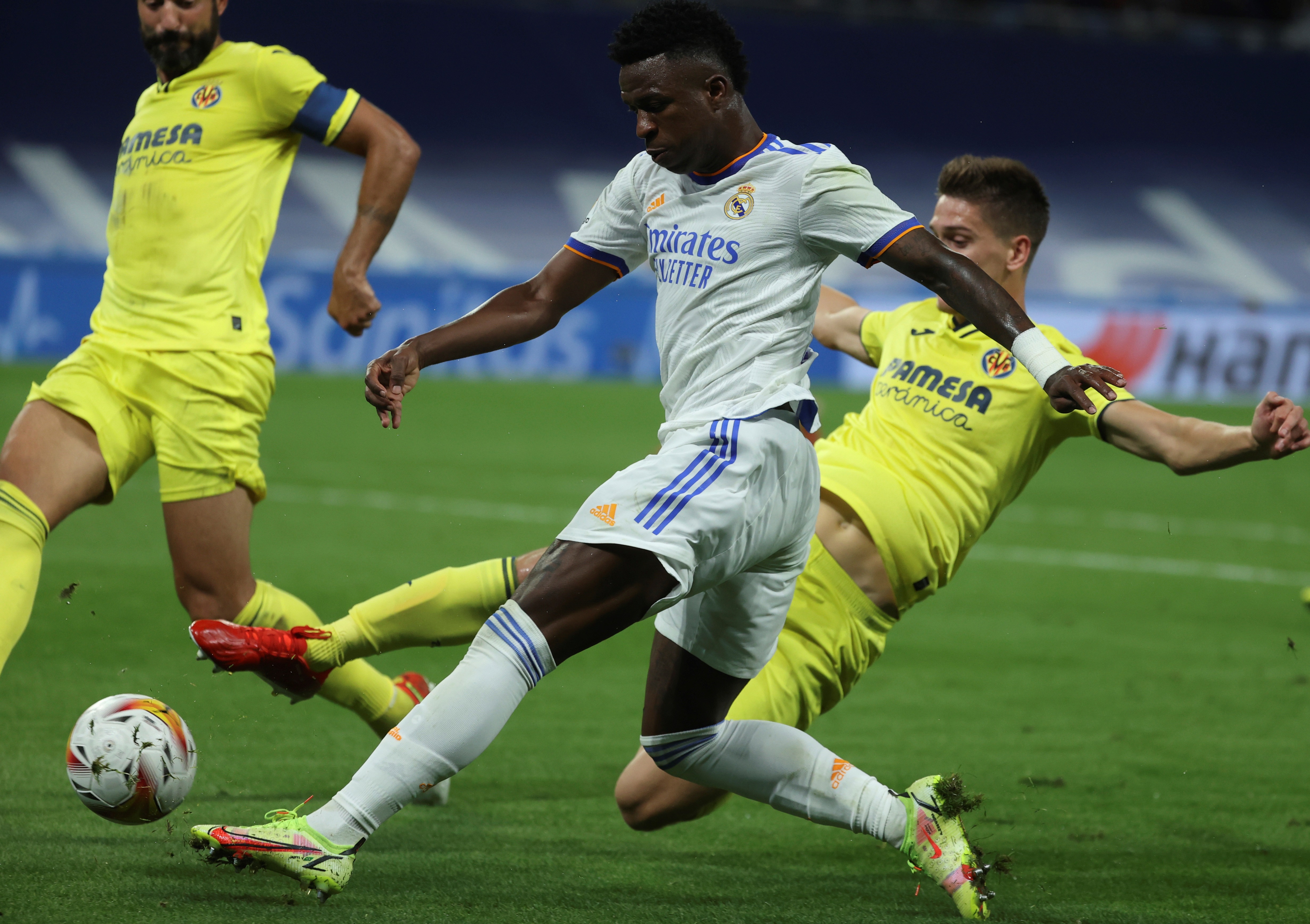 El extremo brasileño del Real Madrid, Vinícius Jr (d) pelea un balón con el defensa argentino del Villarreal Juan Foyth (i) en el partido de LaLiga que se disputa este sábado en el Santiago Bernabéu. (Foto Prensa Libre: EFE)