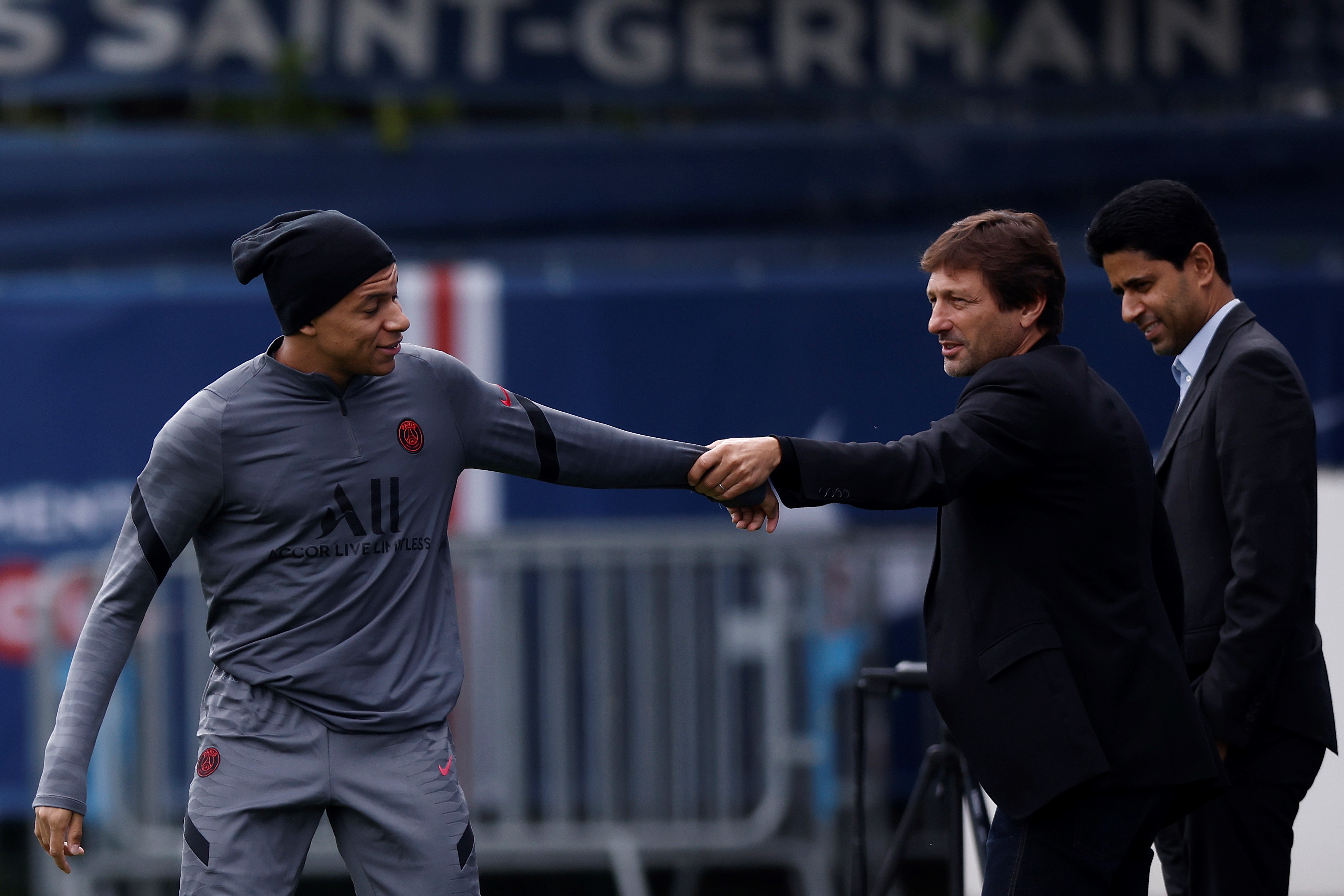 El director deportivo, Leonardo (C) y el presidente del PSG Nasser Al Khelaifi (D) conversan con el delantero Kylian Mbappe (I) durante una sesión de entrenamiento en septiembre pasado. Foto Prensa Libre: EFE.