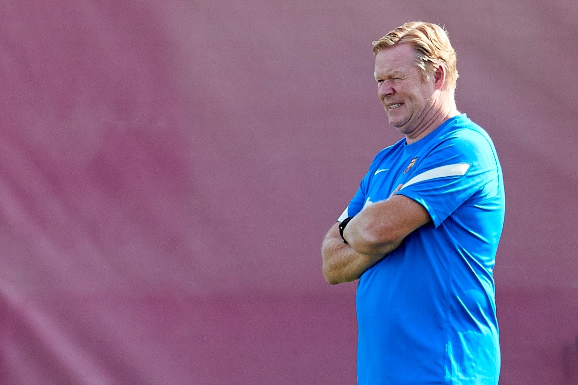 El entrenador del FC Barcelona, Ronald Koeman, durante el entrenamiento del equipo azulgrana. (Foto Prensa Libre: EFE)