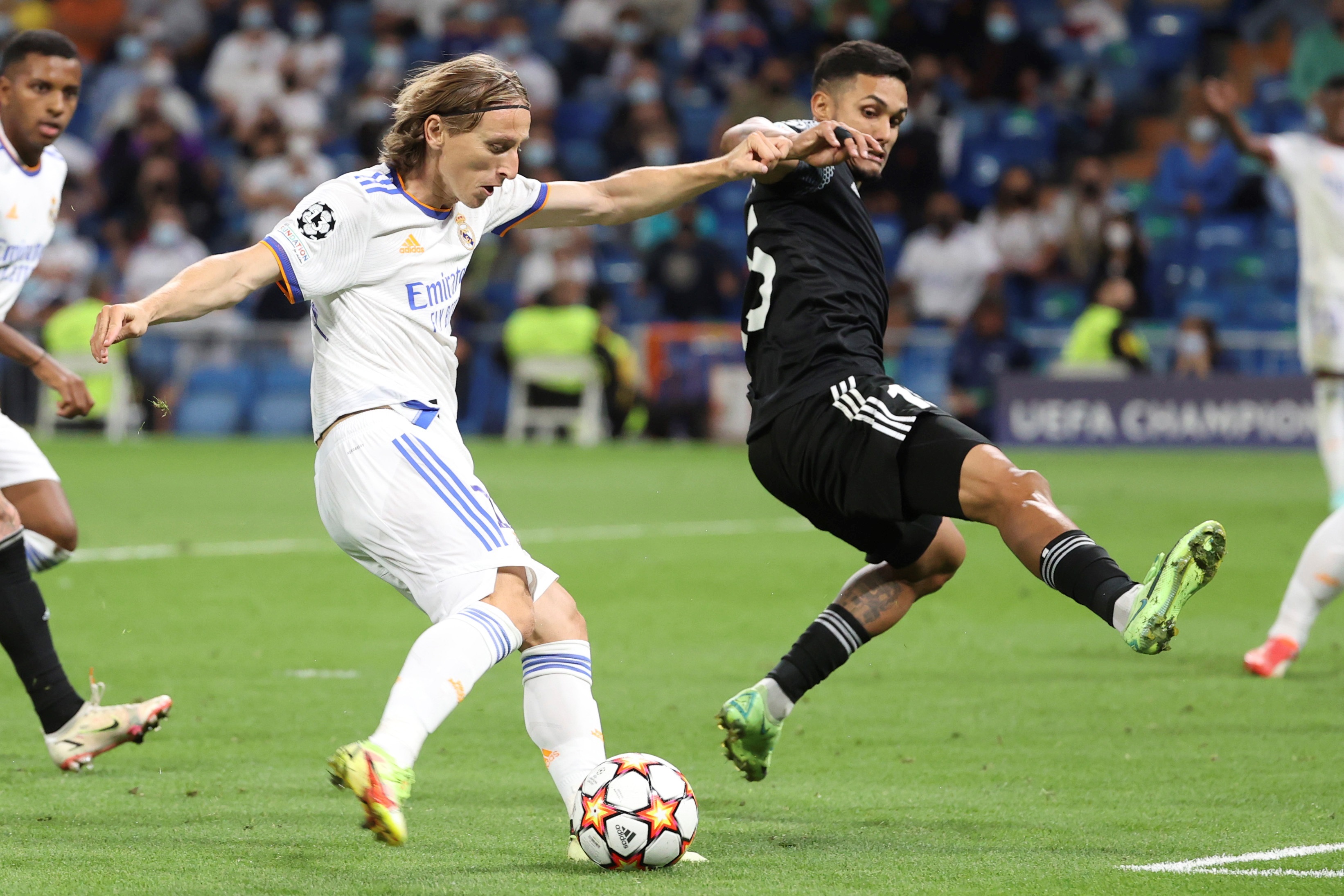 El centrocampista croata del Real Madrid Luka Modric (i) centra el balón durante el partido de la segunda jornada de la fase de grupos de la Liga de Campeones que Real Madrid y Sheriff Tiraspol jugaron en el Santiago Bernabéu, en Madrid. Foto Prensa Libre: EFE.