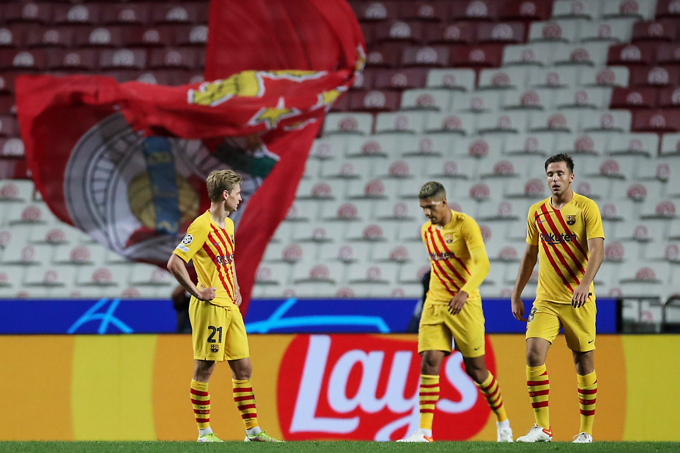 Los jugadores del Barcelona se lamentan en el juego en Lisboa. (Foto Prensa Libre: EFE)