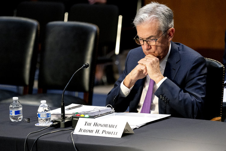 Jerome Powell, presidente del Sistema de la Reserva Federal de Estados Unidos, escucha durante una audiencia de la Comisión de Banca, Vivienda y Asuntos Urbanos del Senado en el Capitolio de Washington D. C., el 28 de septiembre de 2021. (Stefani Reynolds/The New York Times)