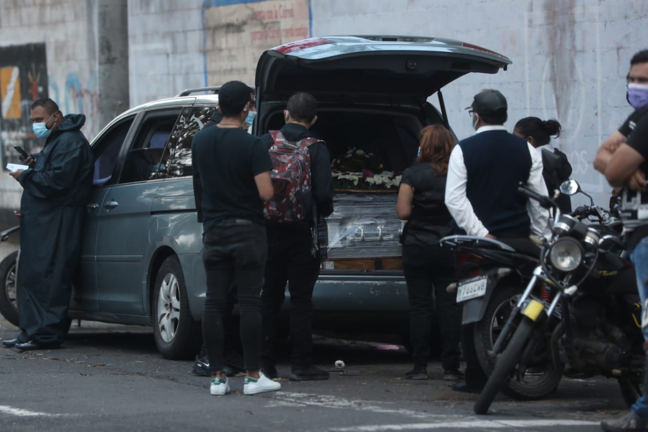 Familiares se despiden de un ser querido que murió de covid-19 y será inhumado en el Cementerio La Verbena, zona 7 de la capital. (Foto Prensa Libre: Érick Ávila) 