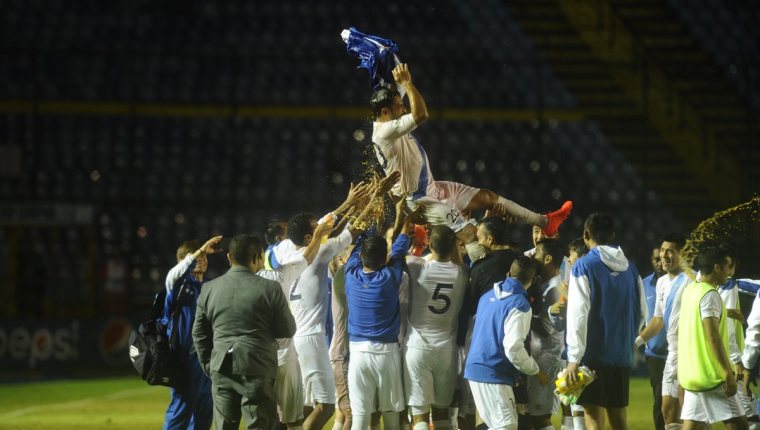 Los compañeros de Selección Nacional despidieron de esta forma a Carlos Ruiz en su último partido con la Bicolor y ante San Vicente, rumbo a Rusia 2018. Foto Prensa Libre: Hemeroteca PL.