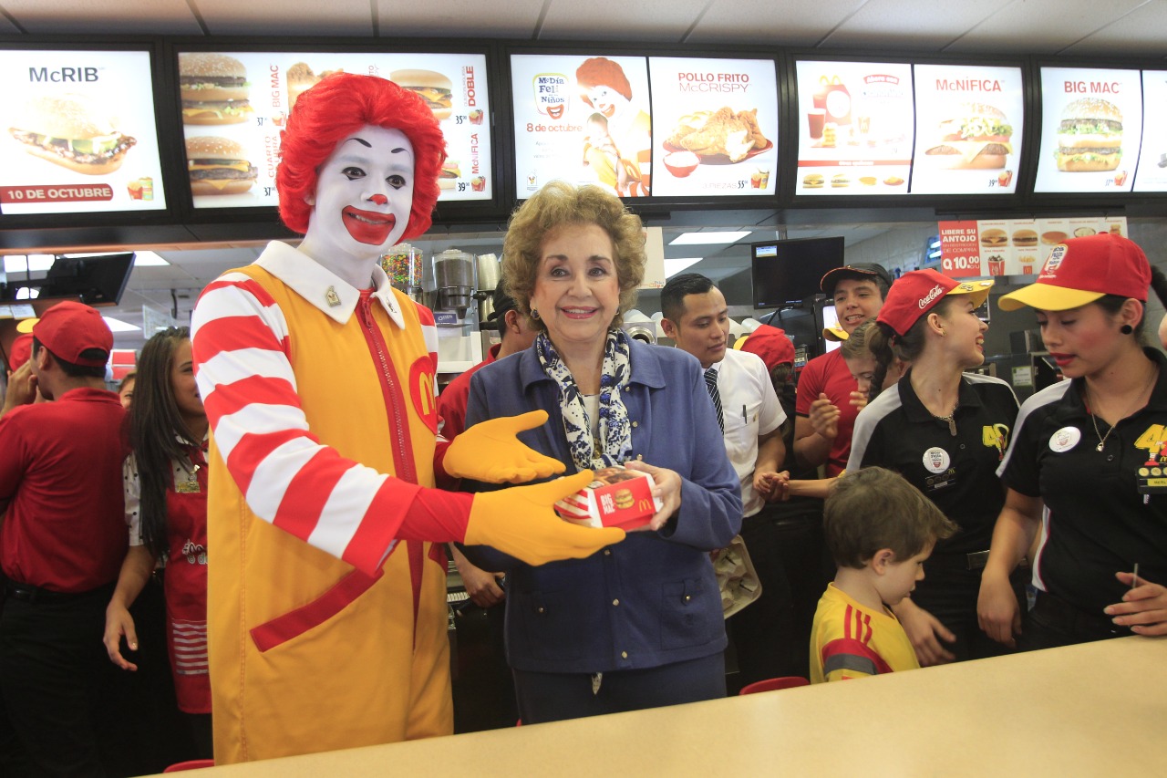 Doña Yolanda de Cofiño, junto al emblemático personaje de Ronald McDonald. (Foto: Hemeroteca PL)