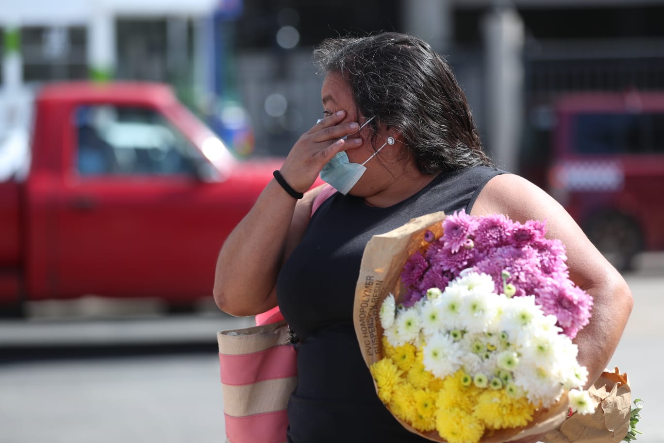 Guatemala atraviesa por una de las etapas más difíciles de la pandemia, que hasta este 1 de septiembre dejaba 12 mil 7 muertos. En la foto una mujer que llega por los restos de unos de sus parientes al Hospital Temporal del Parque de la Industria. (Foto Prensa Libre: Juan Diego González)