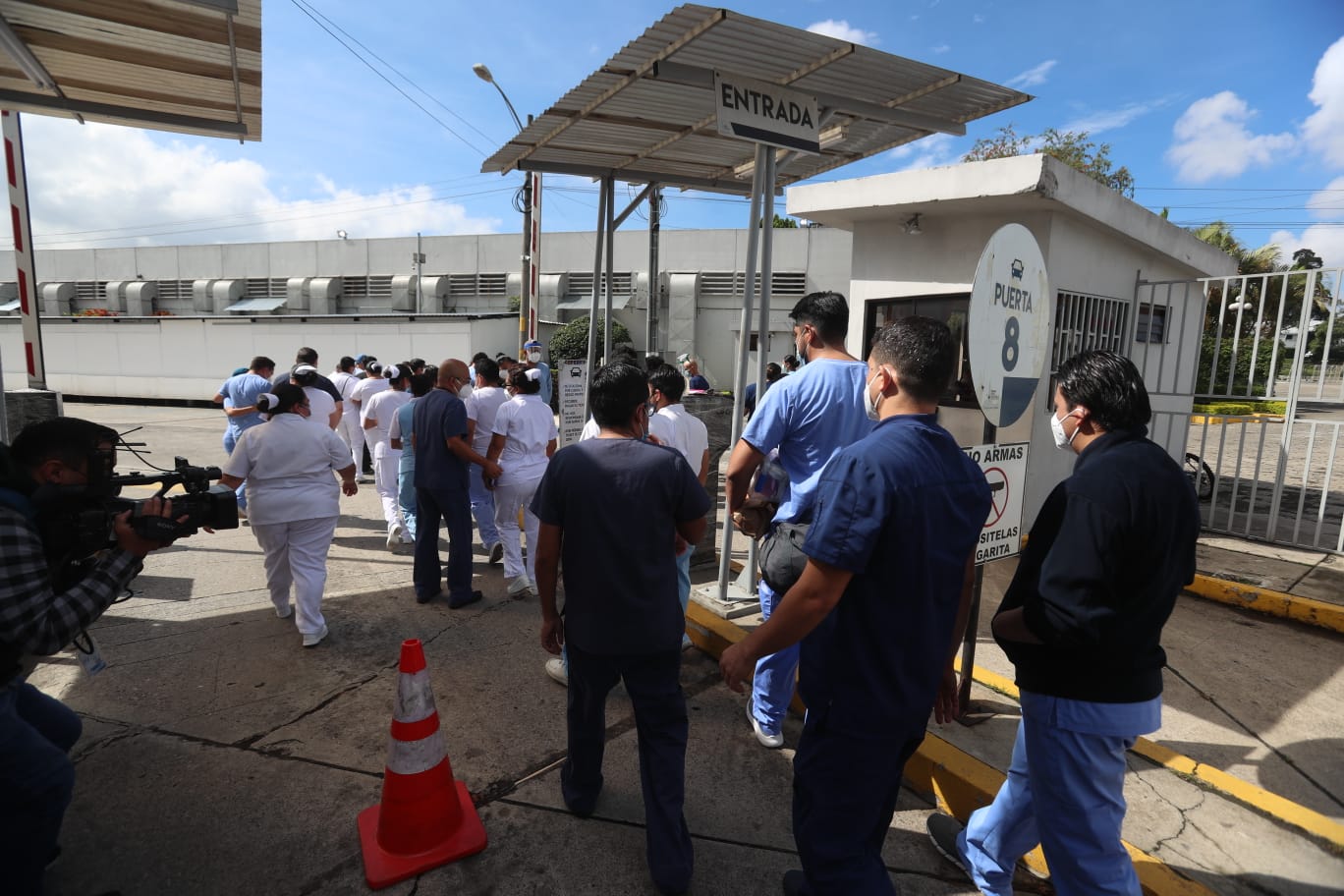 Los médicos han advertido de que ya no pueden recibir a más pacientes, por la saturación de hospitales en un alza de contagios sin precedentes. (Foto: Juan Diego González)