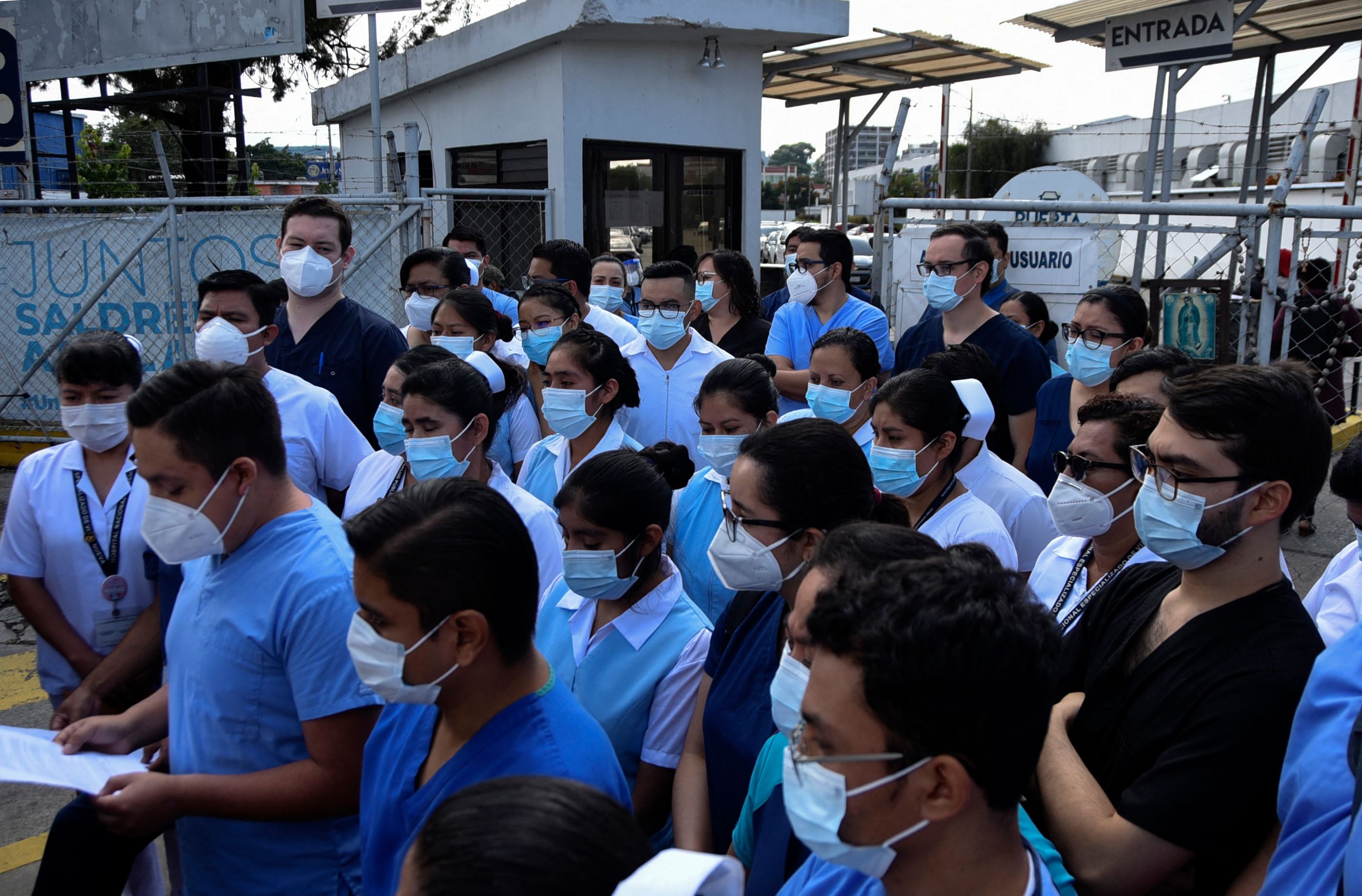 Personal médico del Parque de la Industria. El gremio urge a las autoridades restringir la movilidad para disminuir los contagios. (Foto Prensa Libre: Hemeroteca PL)