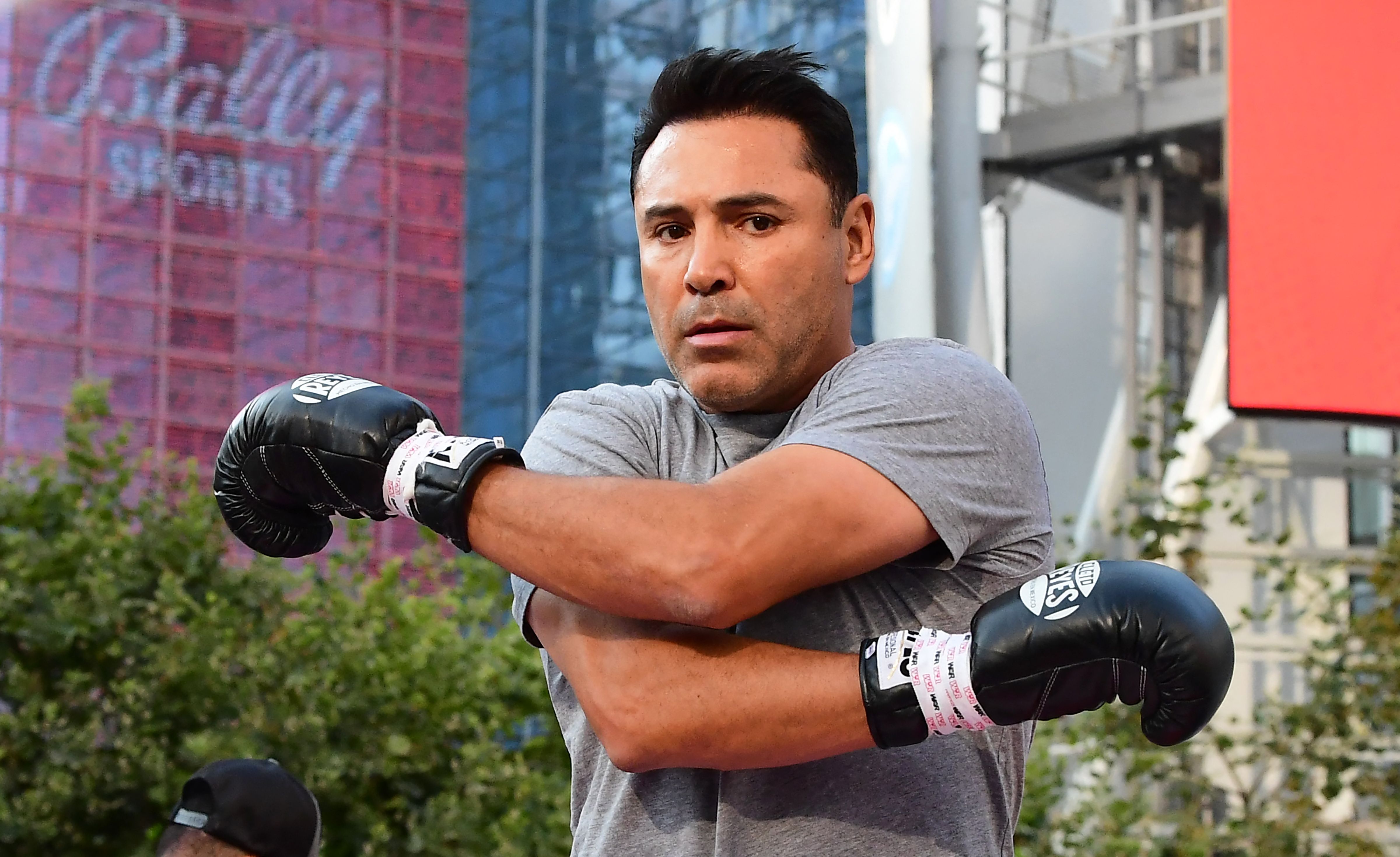 El exboxeador profesional ganador del oro olímpico para Estados Unidos Óscar De La Hoya estirando antes de un sparring.(Foto Prensa Libre: AFP)