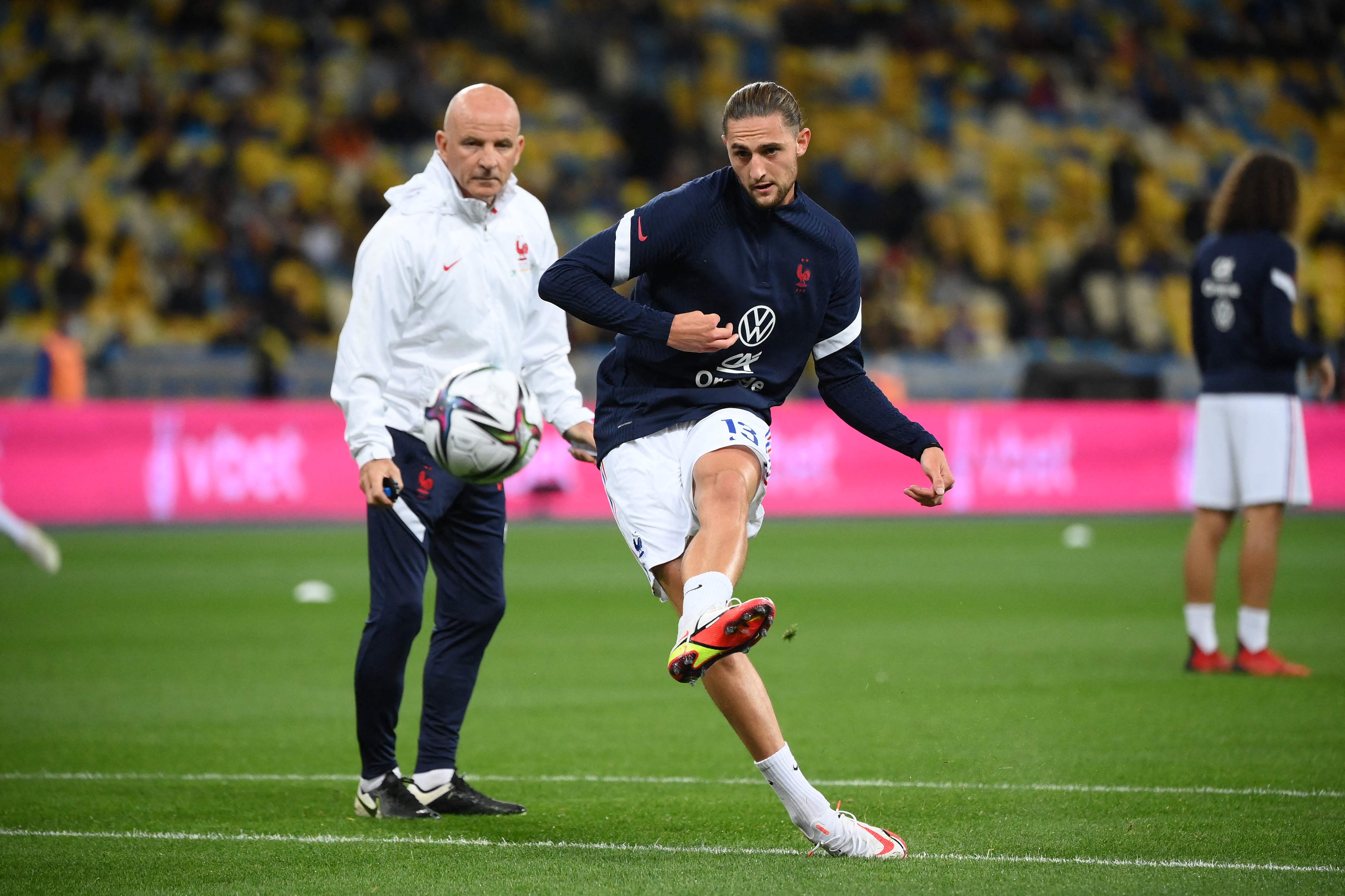 El mediocentro Adrien Rabiot calienta antes de medirse ante Ucrania con Francia. (Foto Prensa Libre: AFP)