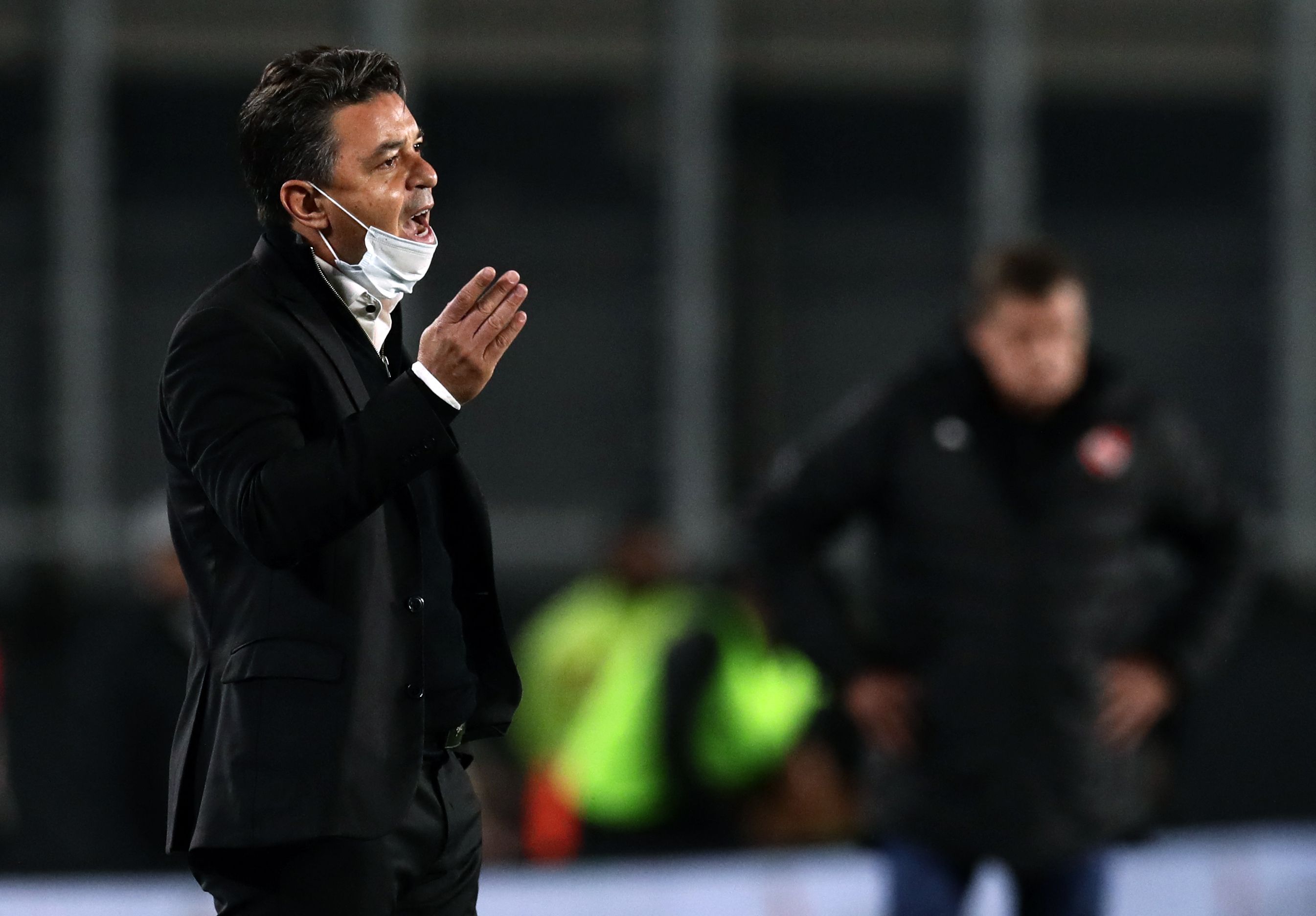 El entrenador de River Plate Marcelo Gallardo gesticula durante el duelo ante Independiente en la liga argentina. (Foto Prensa Libre: AFP)