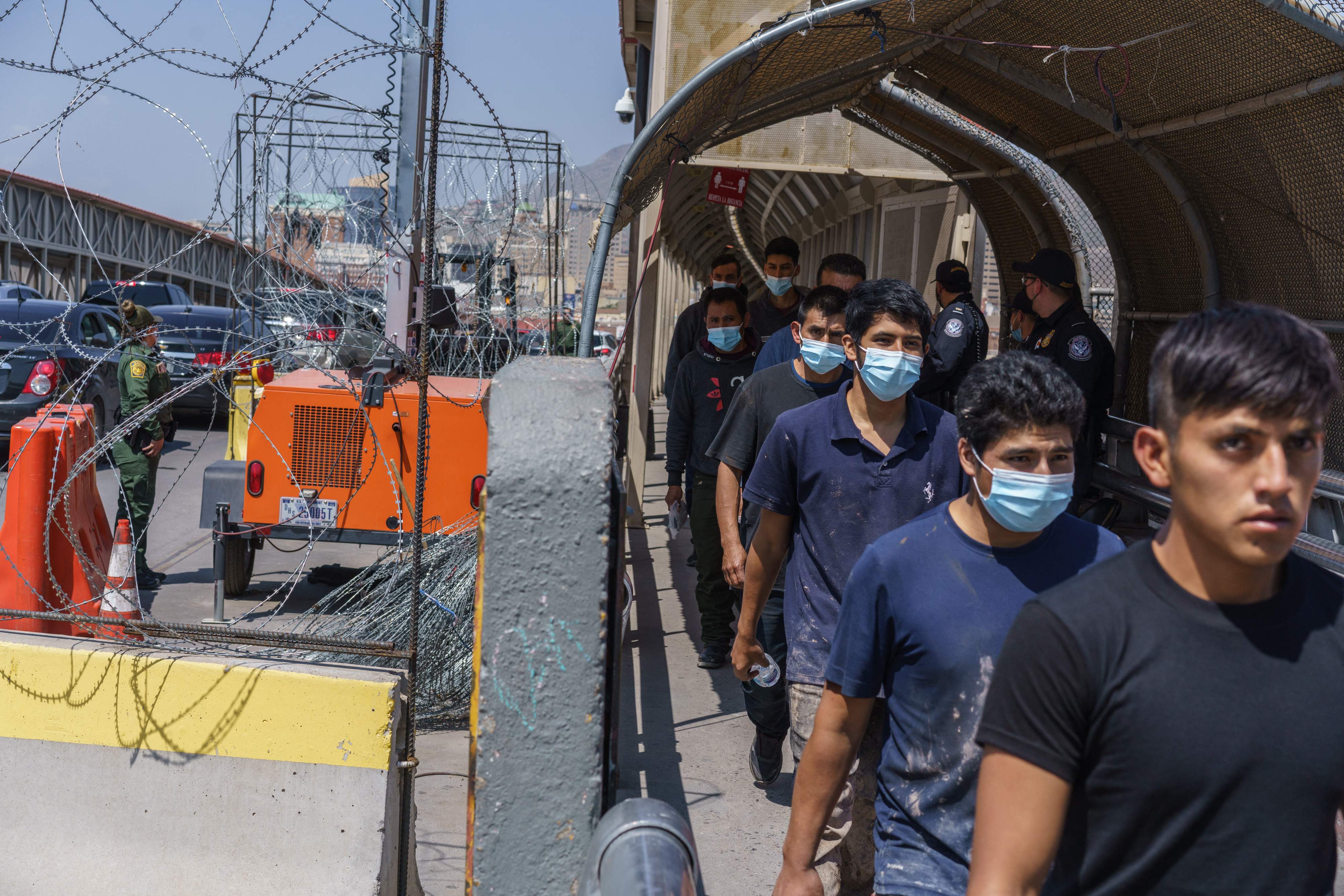 Migrantes son expulsados a México bajo el Título 42, impuesto por Trump, pero que Biden mantiene vigente pese a la petición de grupos humanitarios de que sea derogado. (Foto Prensa Libre: EFE)