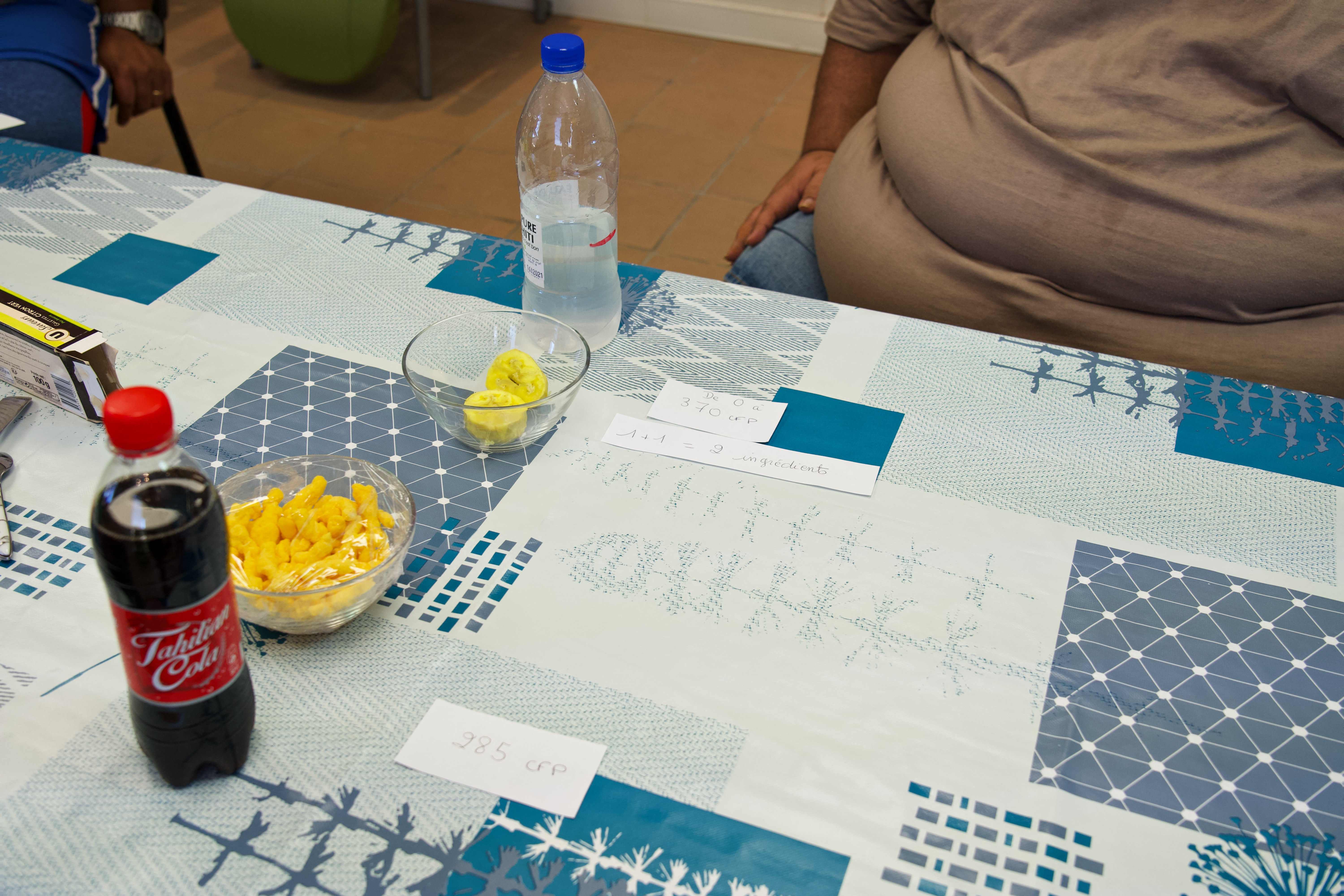 Imagen de productos durante un taller de nutrición en el centro de atención de seguimiento y rehabilitación de ORA ORA para pacientes con problemas de sobrepeso u obesidad, en Pirae, Tahití, Polinesia Francesa. (Foto Prensa Libre: AFP)