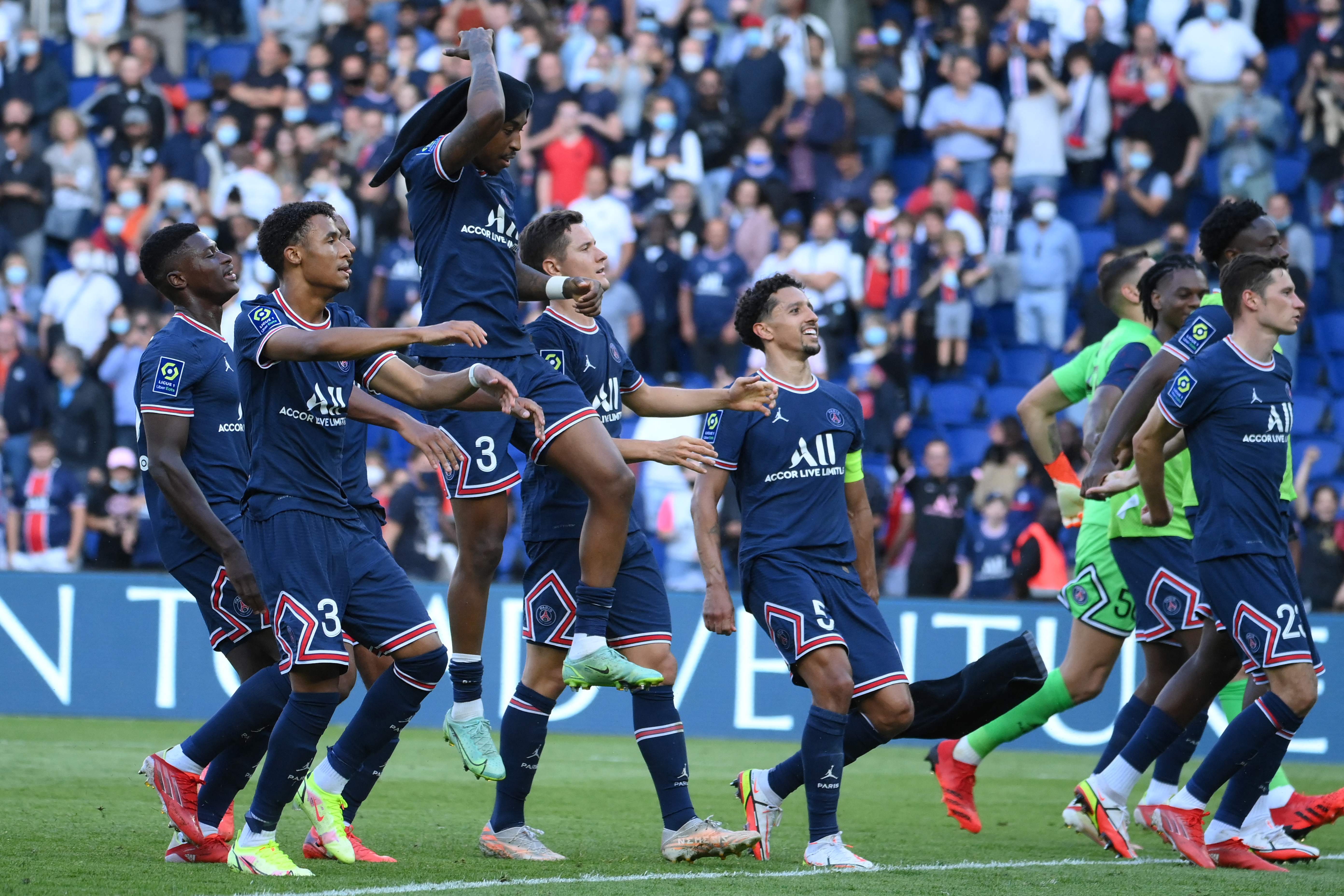 Los jugadores del PSG festejan con sus aficionados después de vencer al Clermont Foot 63 en el Parc des Princes. (Foto Prensa Libre: AFP)