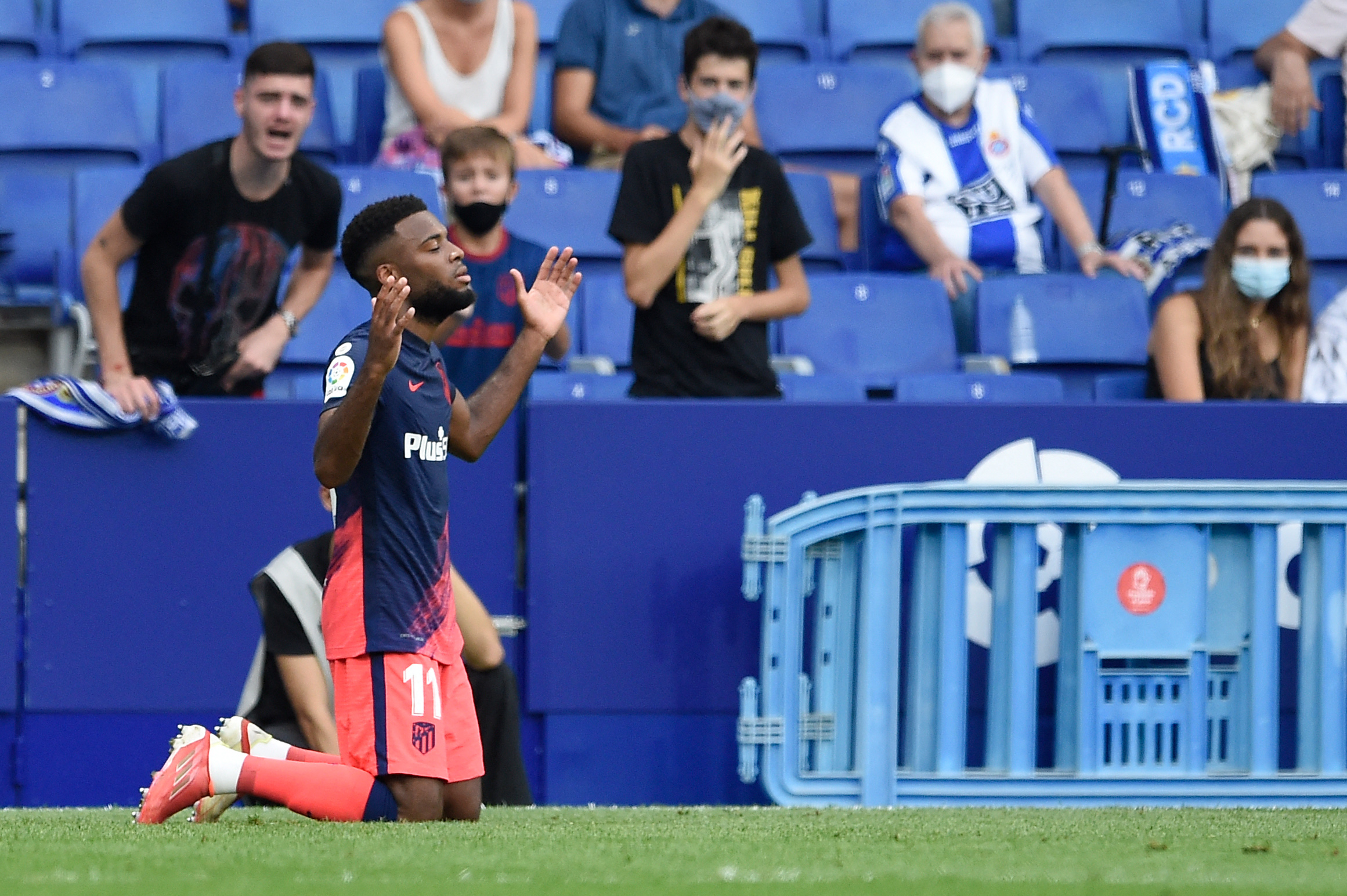 El mediocampista francés Thomas Lemar celebra el segundo gol del Atlético de Madrid al RCD Espanyol en Cornella de Llobregat. (Foto: AFP)