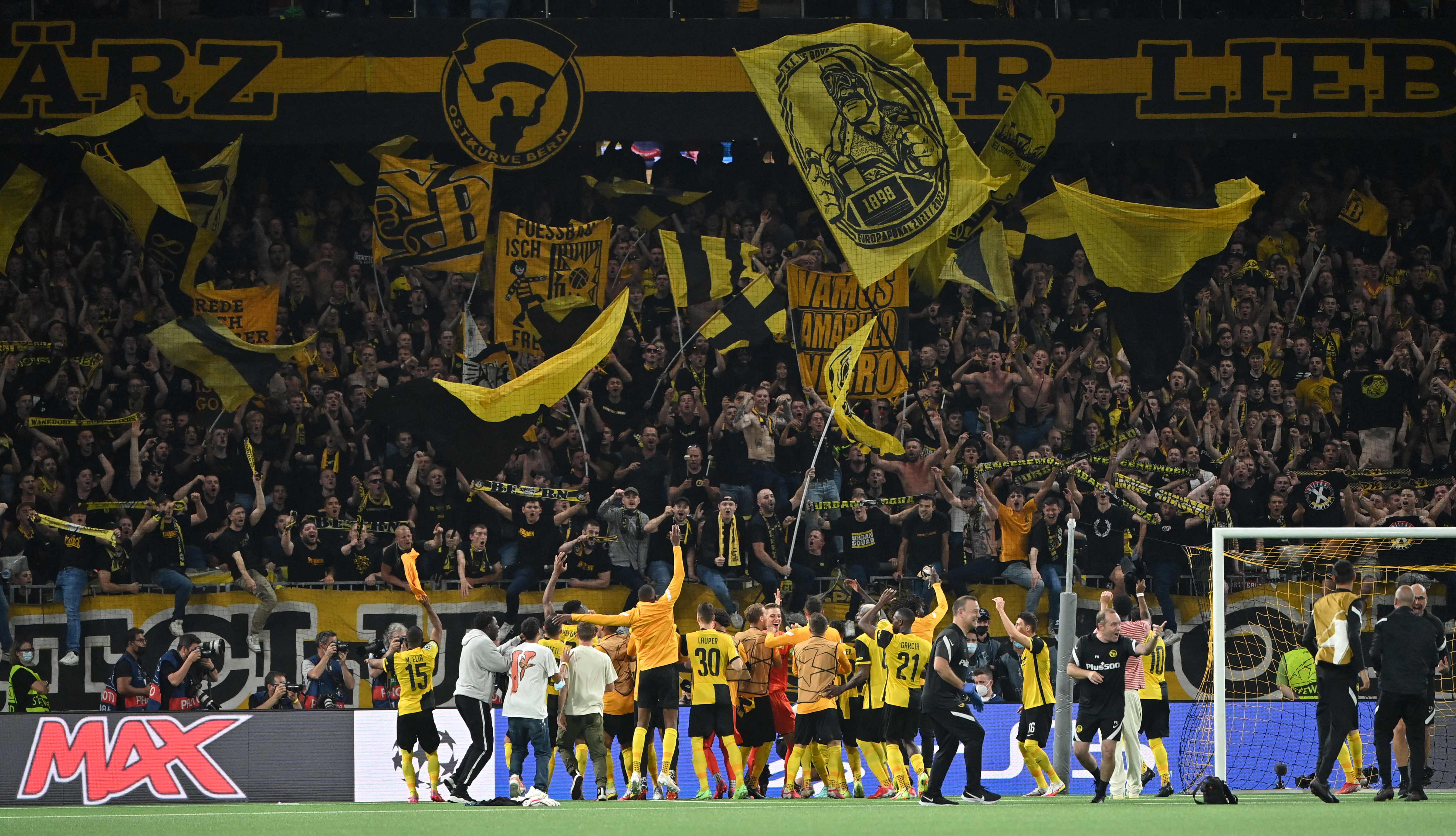 Los jugadores de Young Boys festejan la victoria contra el Manchester United. (Foto Prensa Libre: AFP)