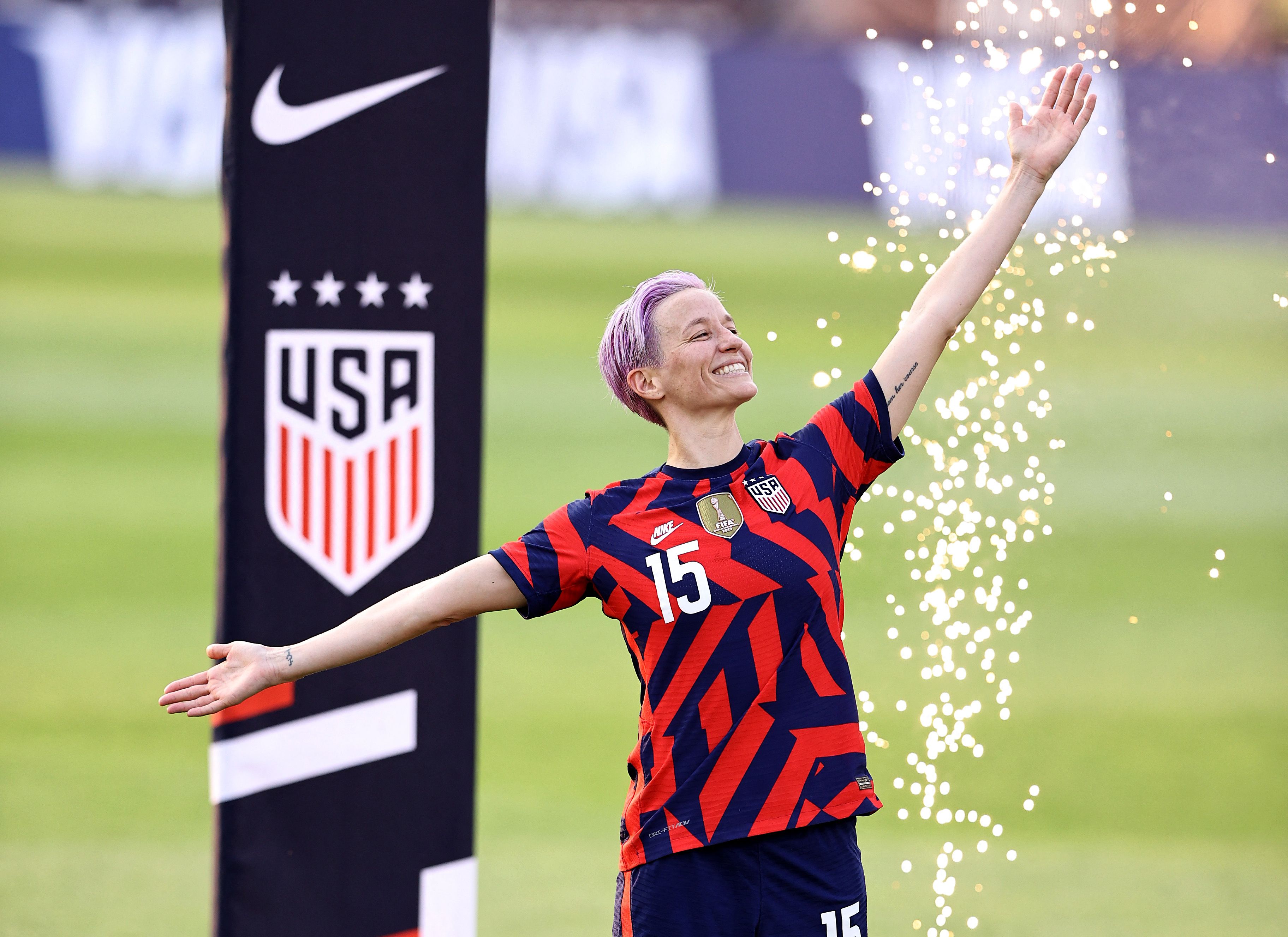 La Federación de Futbol de Estados Unidos (US Soccer), entregó a los sindicatos de hombres y mujeres una propuesta para que ambas selecciones se rijan bajo un mismo sistema de negociación colectiva. En la foto aparece la jugadora nacional Megan Rapinoe quien junto con otras jugadoras han liderado esta lucha por la igualdad salarial. Foto Prensa Libre: AFP.