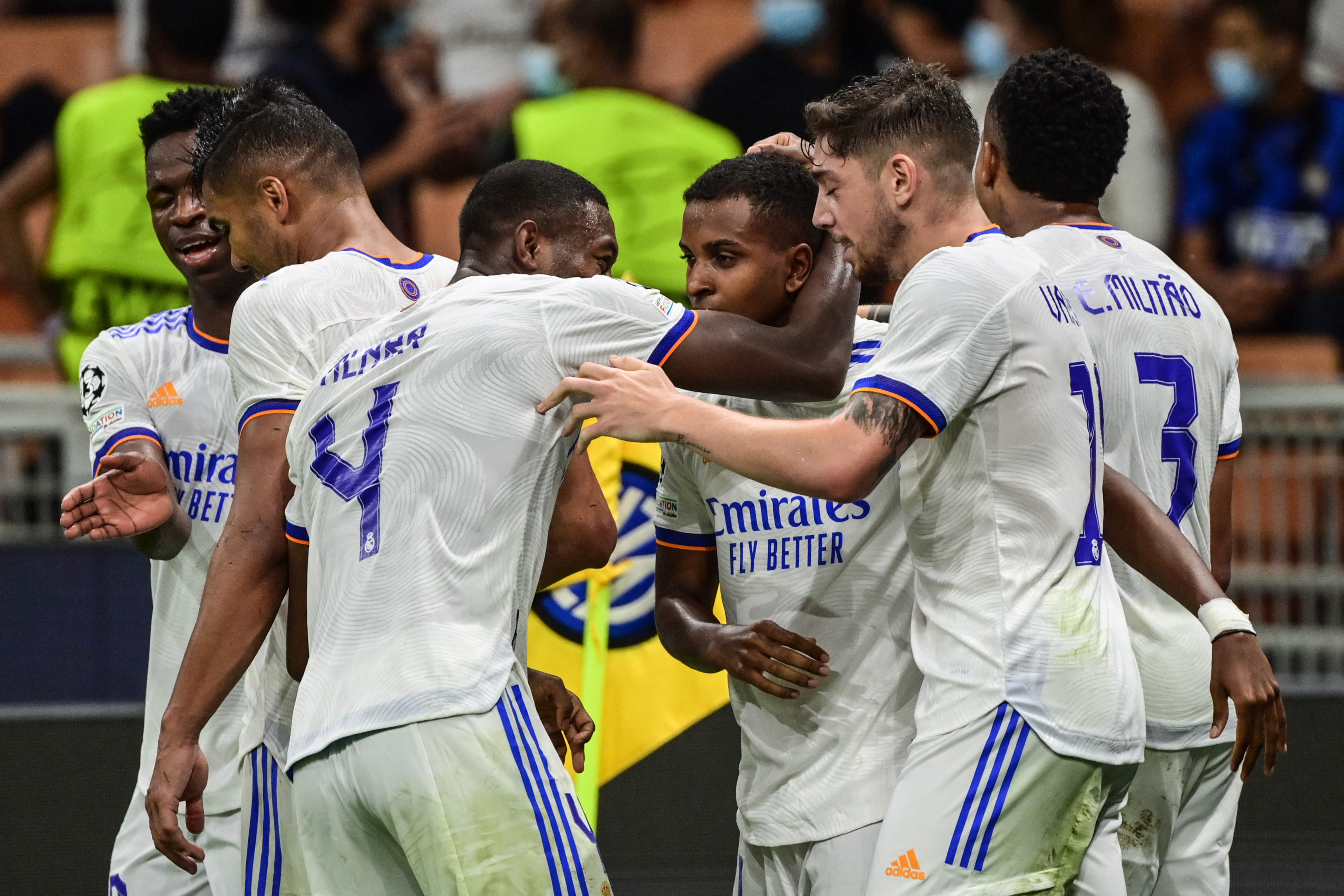 El delantero brasileño Rodrygo festeja con sus compañeros el tanto del triunfo de Real Madrid frente al Inter. (Foto Prensa Libre: AFP).