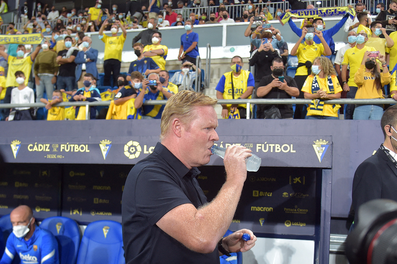 Ronald Koeman terminó expulsado en el juego ante el Cádiz en el estadio Ramón de Carranza. Foto Prensa Libre: AFP