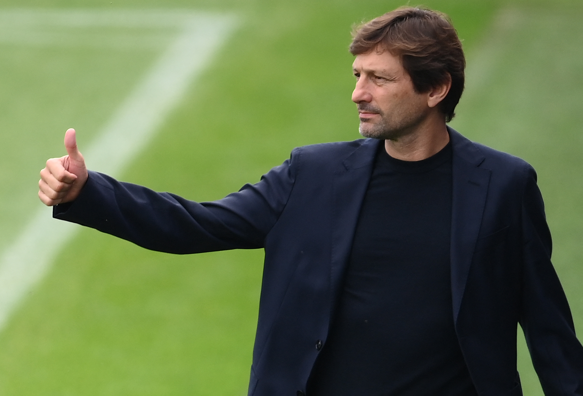 El director deportivo del PSG Leonardo durante un entrenamiento en Camp des Loges el pasado septiembre. (Foto Prensa Libre: AFP)