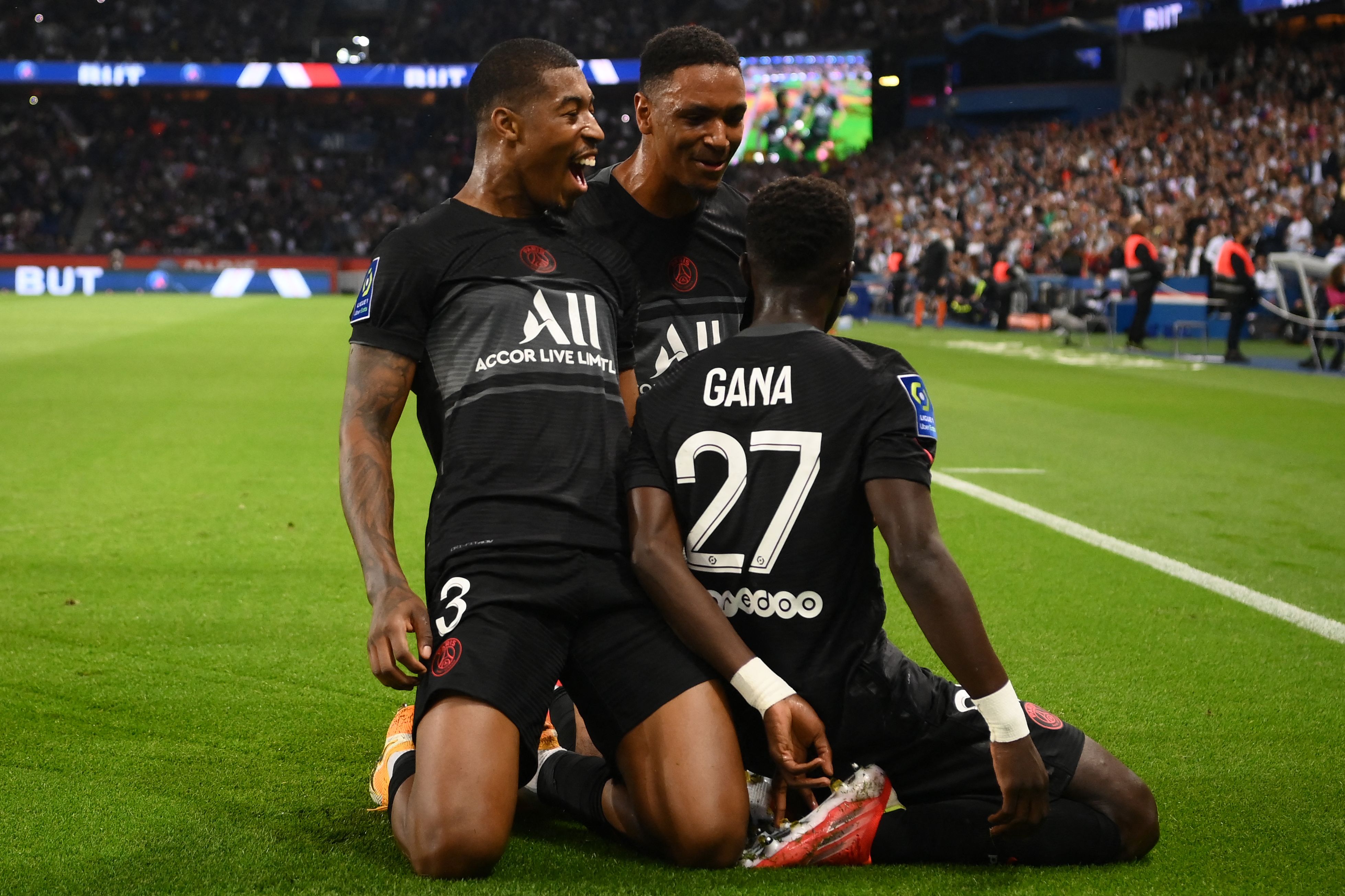 Los jugadores del Paris Saint-Germain, Idrissa Gueye, Presnel Kimpembe (izquierda) y Abdou Diallo (centro) celebran su anotación al Montpellier en el Parc des Princes. (Foto Prensa Libre: AFP)