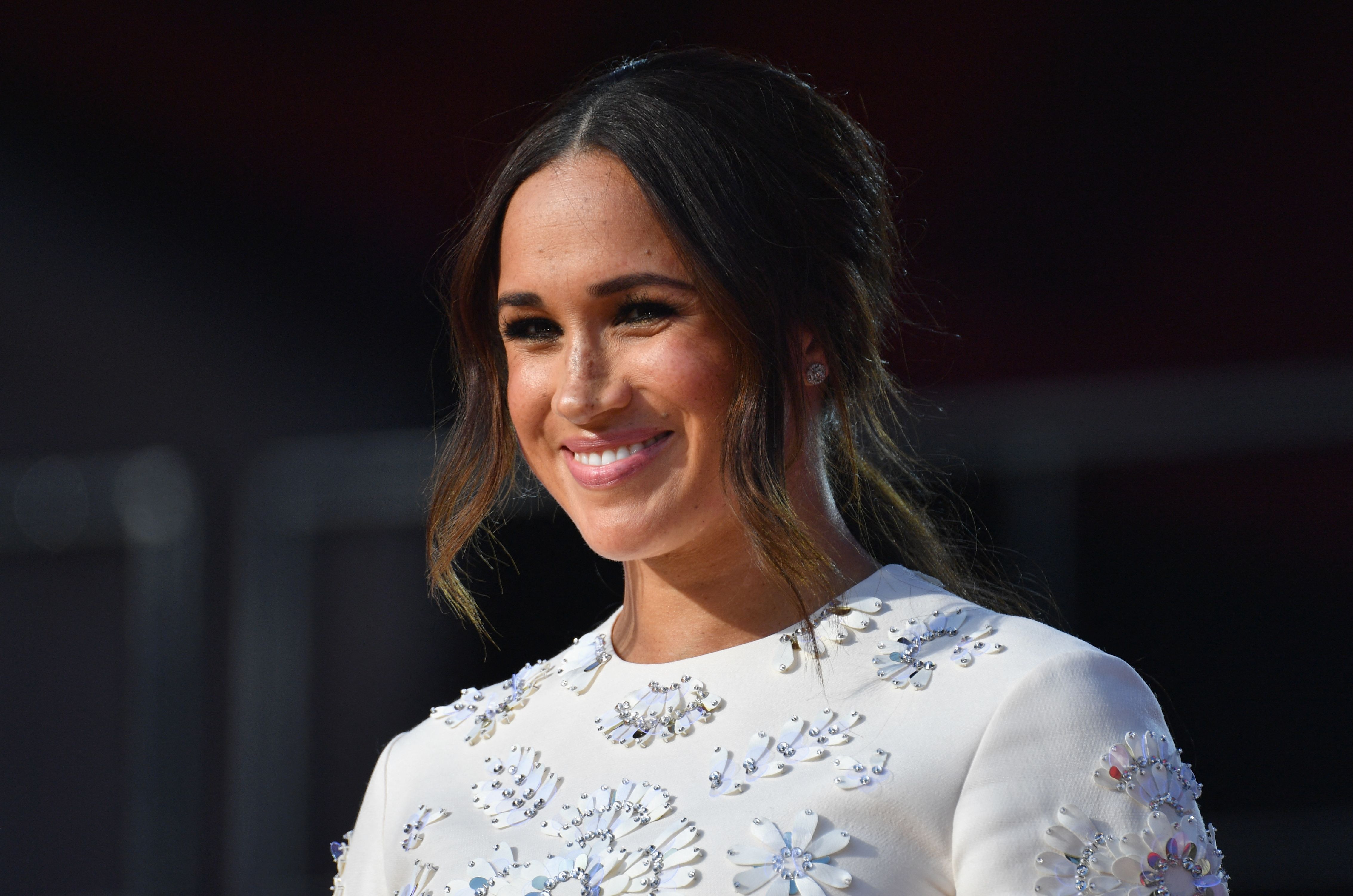 Meghan Markle es usuaria de un aceite a base de una planta medicinal, aquí le explicamos más de las propiedades de ésta. 
 (Foto Prensa Libre: Angela Weiss / AFP)