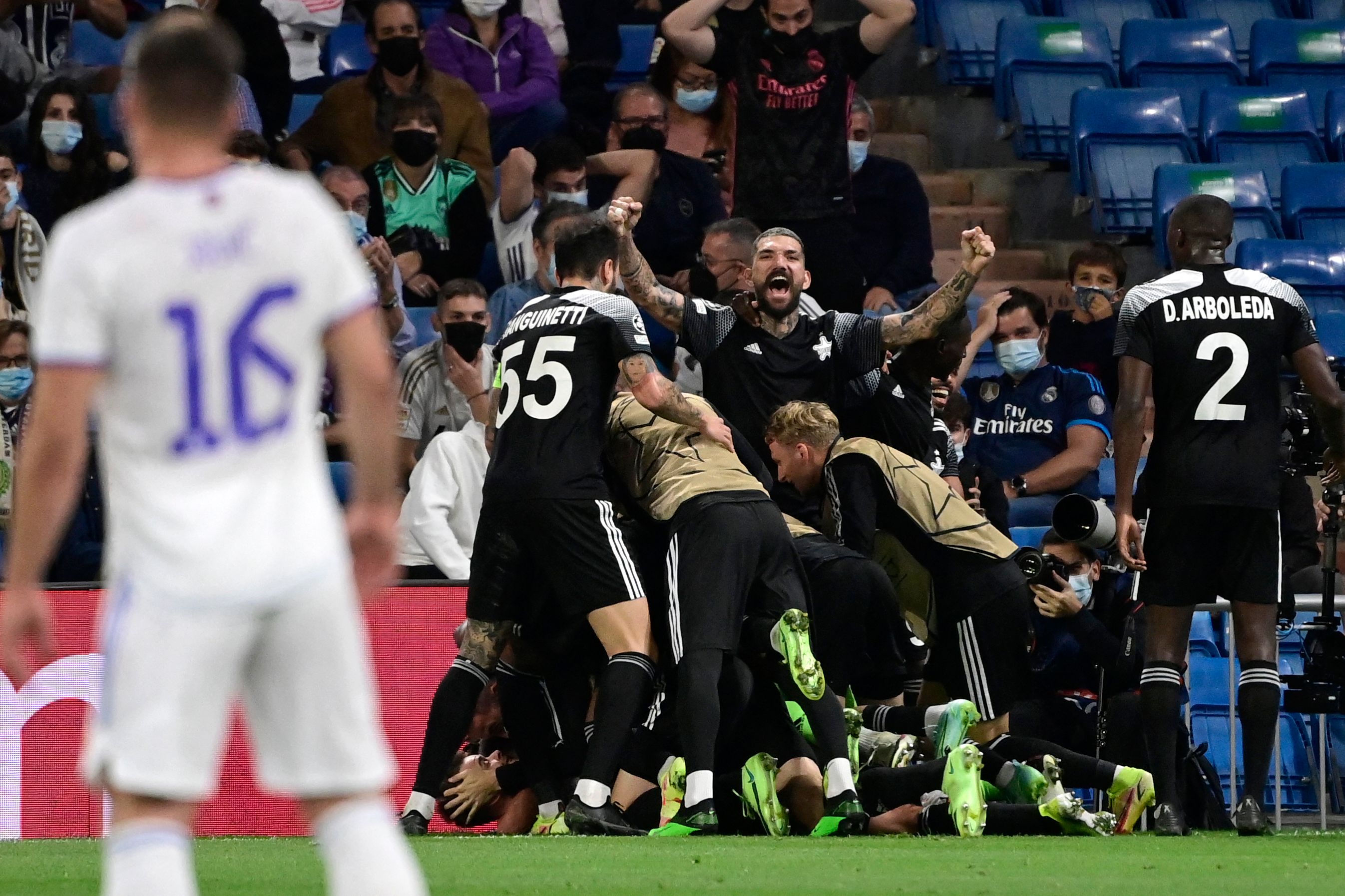 Los jugadores del Sheriff festejaron en el Santiago Bernabéu. (Foto Prensa Libre: AFP)