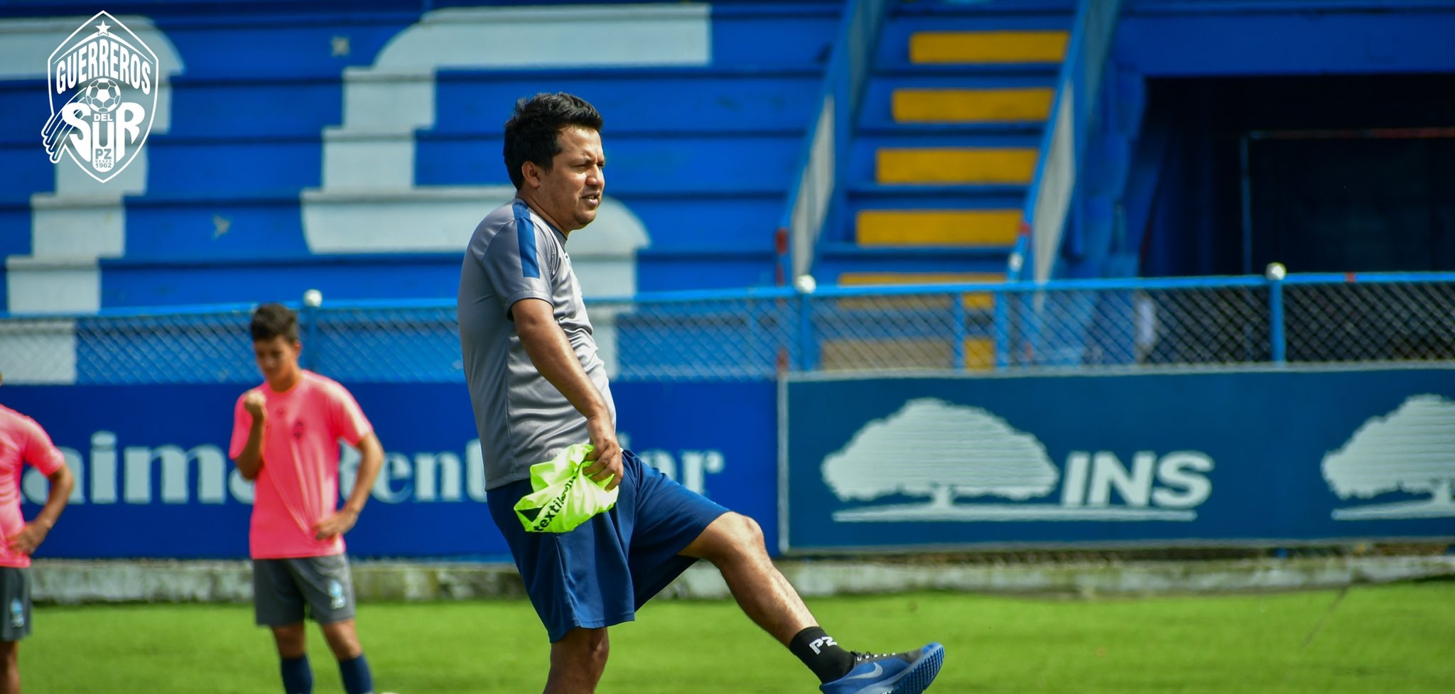 El entrenador guatemalteco Amarini Villatoro, durante una de las prácticas de Municipal Pérez Zeledón. (Foto Prensa Libre: @municipalpz)