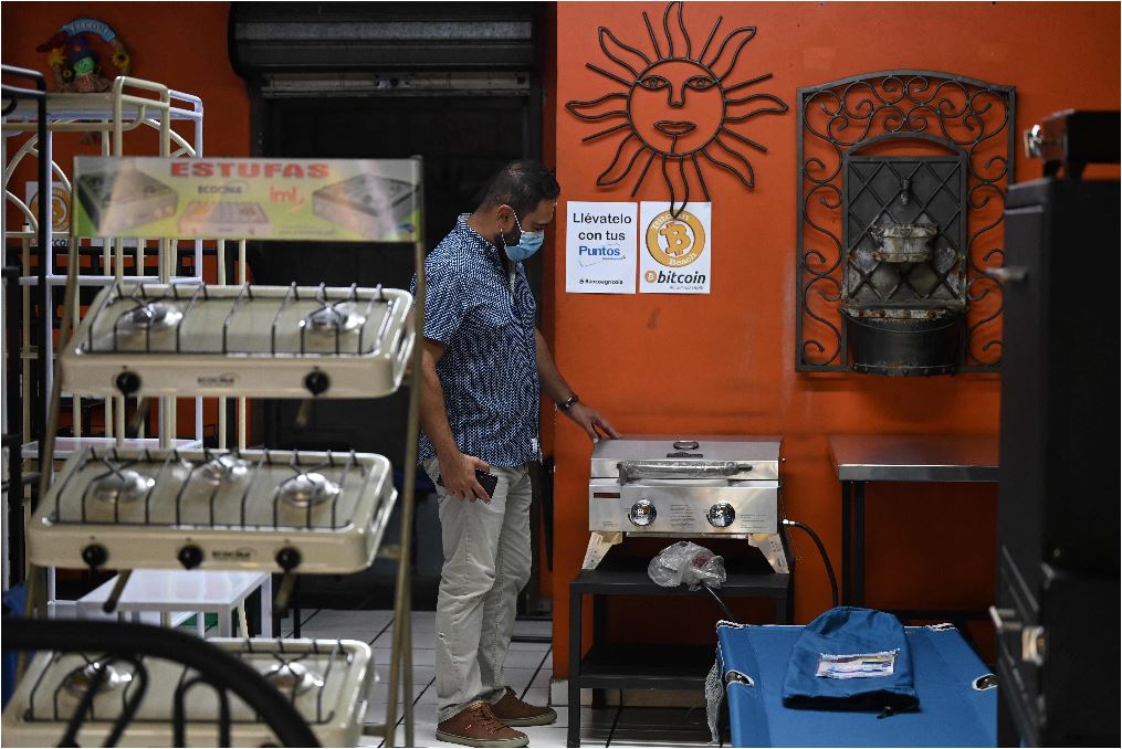 De acuerdo con diversas plataformas de intercambio de criptomonedas, el precio de bitcóin llegó a sobrepasar los US$52 mil el 6 de septiembre del presente año. (Foto Prensa Libre: AFP)