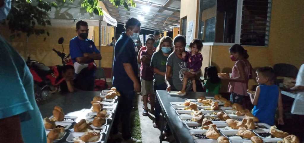 Migrantes deportados reciben atención en la Casa del Migrante Belén, único lugar (no gubernamental) en El Ceibo, Petén, donde reciben alguna asistencia. (Foto: Casa del Migrante Belén)