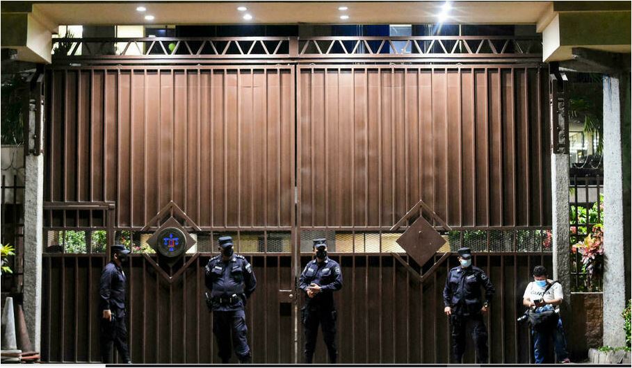 Policías salvadoreños montan guardia frente a la Corte Suprema de Justicia en San Salvador, el 2 de mayo de 2021. (Foto Prensa Libre: AFP)